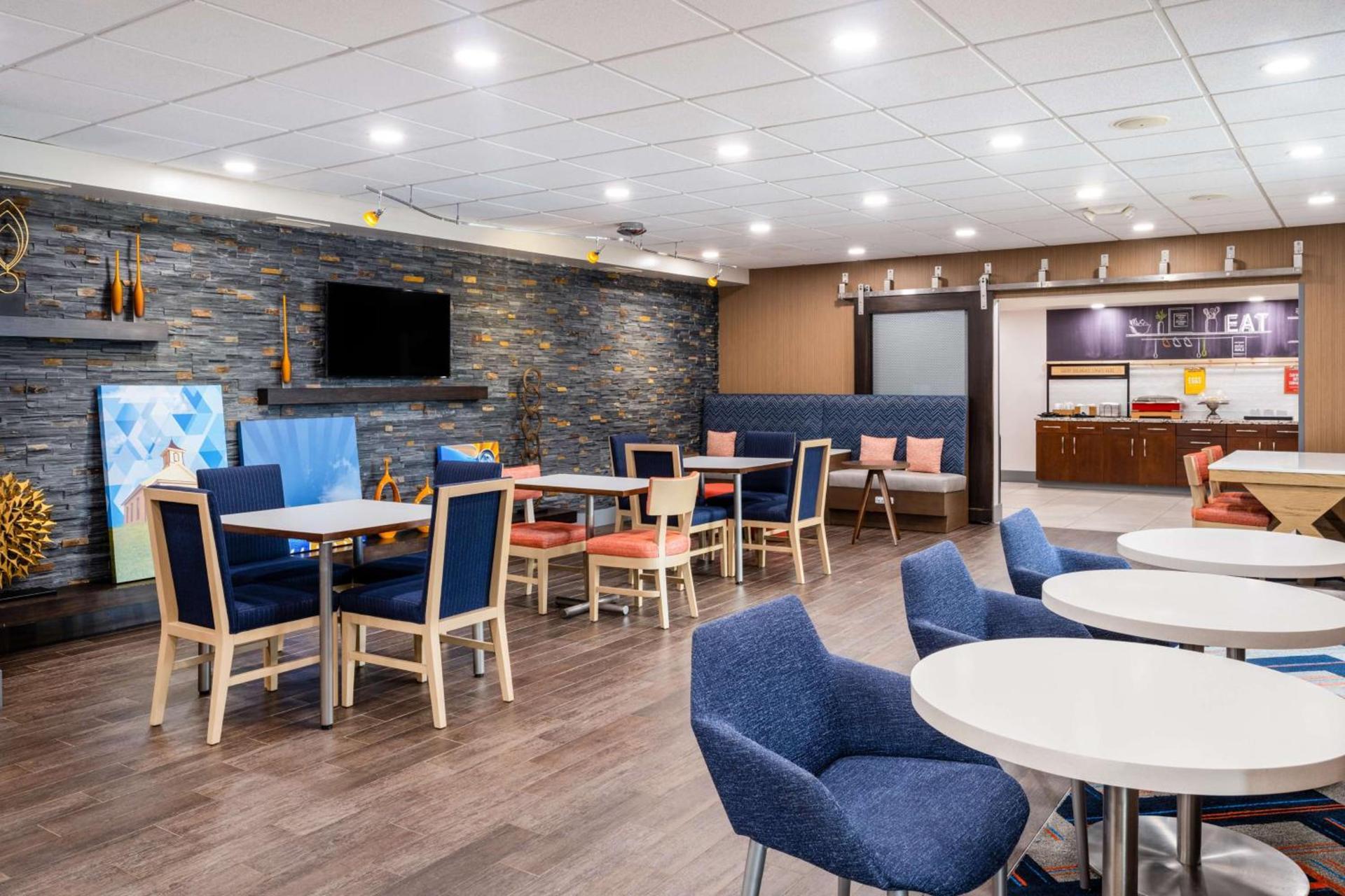 Hampton Inn Auburn photo 17