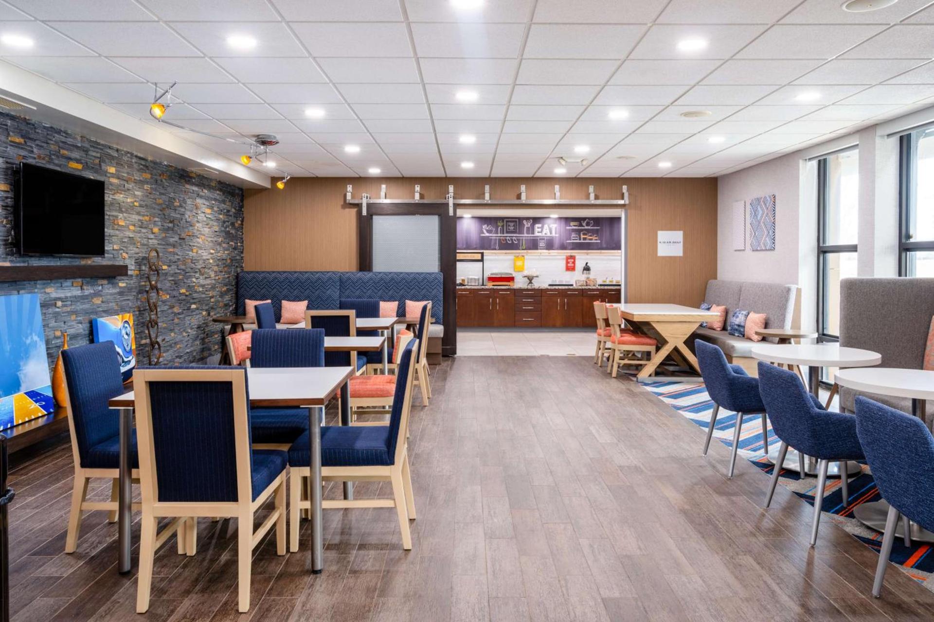 Hampton Inn Auburn photo 18