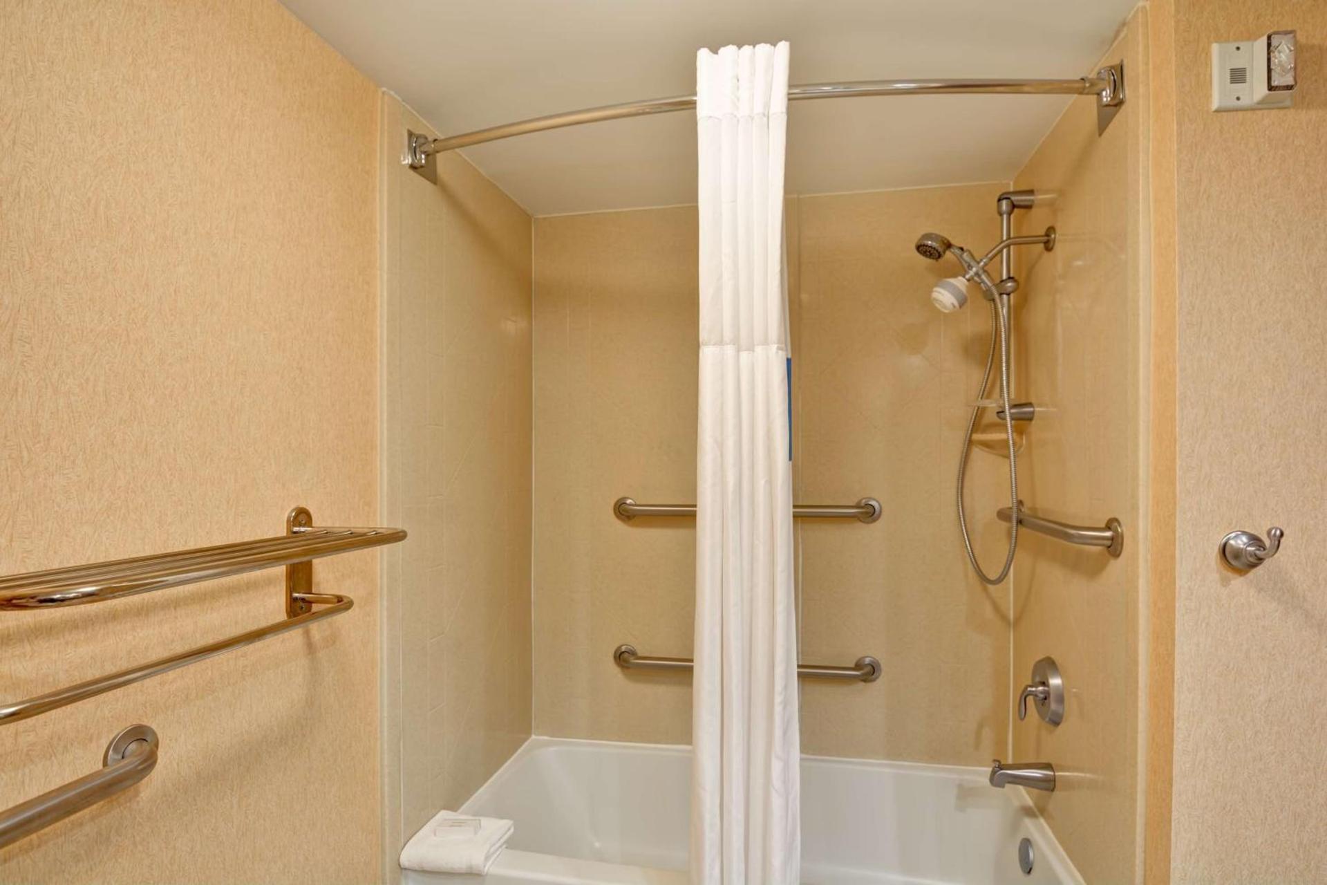 Hampton Inn Hendersonville photo 23