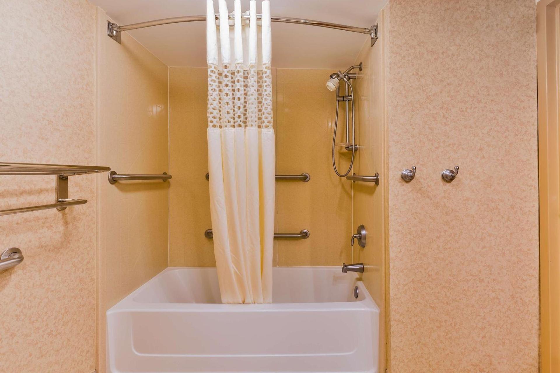 Hampton Inn Hendersonville photo 42