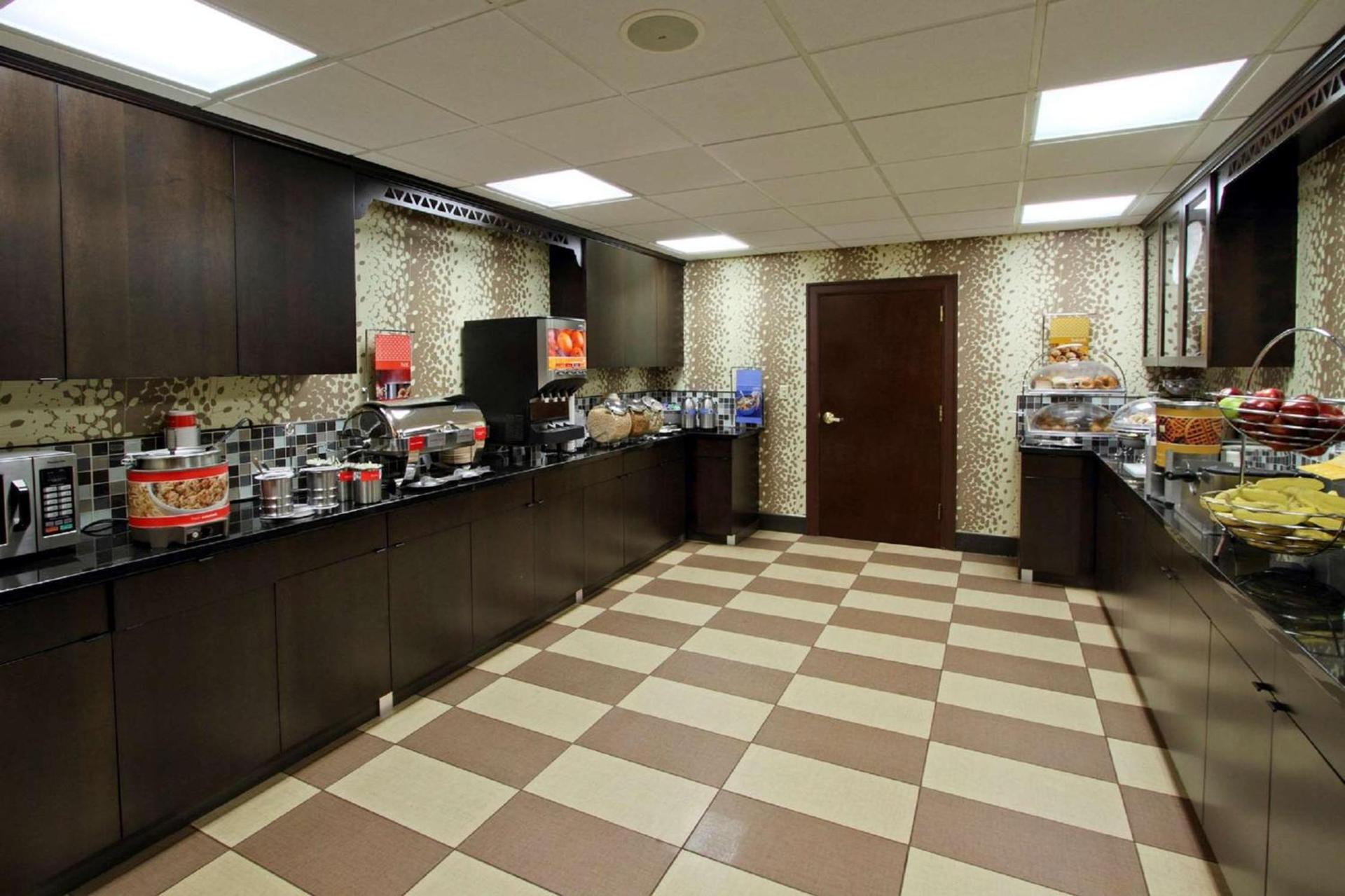 Hampton Inn & Suites Newtown photo 11