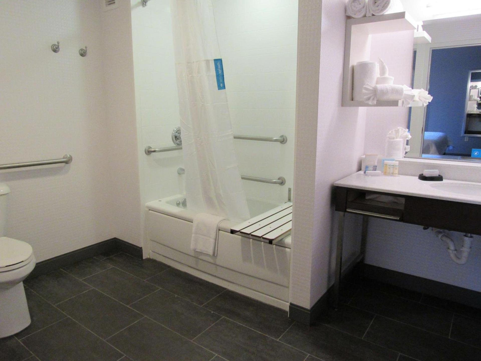 Hampton Inn & Suites Newtown photo 26