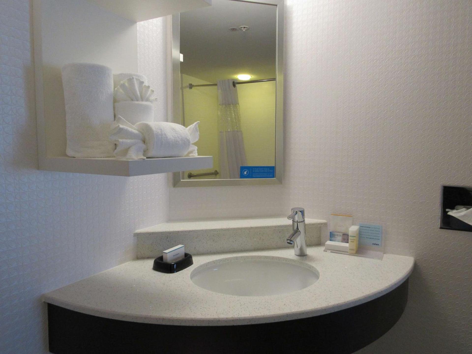 Hampton Inn & Suites Newtown photo 32