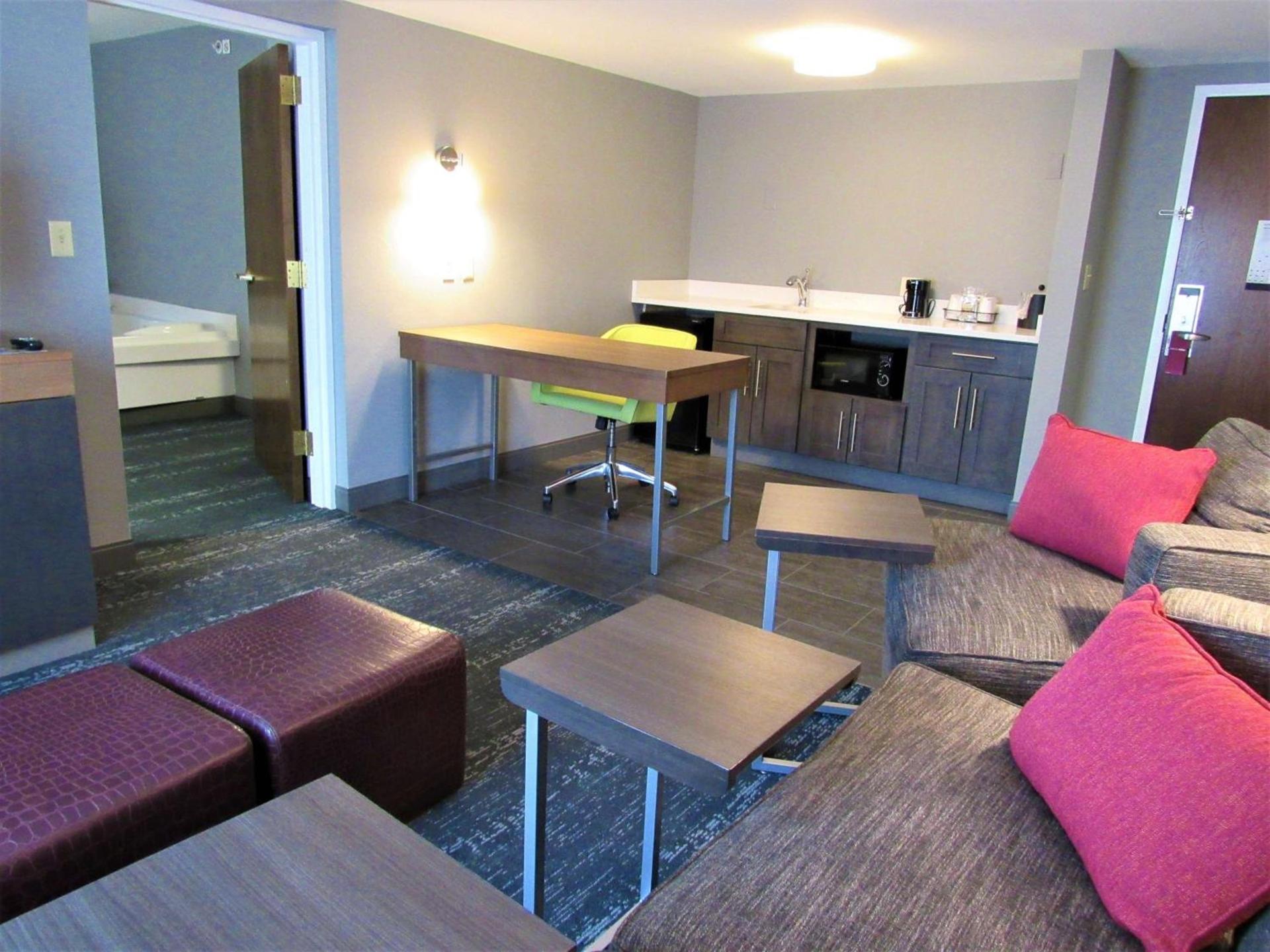 Hampton Inn & Suites Newtown photo 37