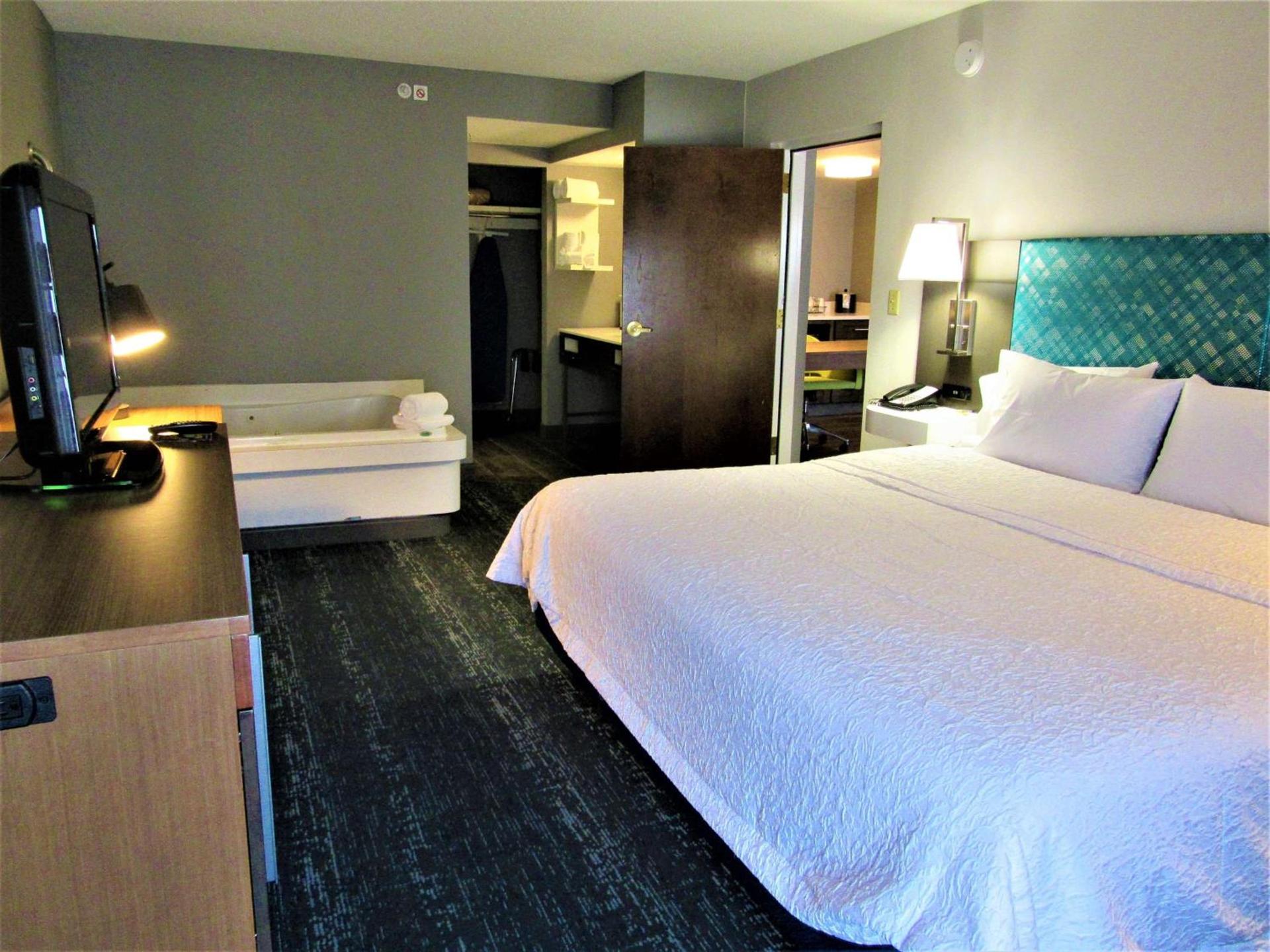 Hampton Inn & Suites Newtown photo 38