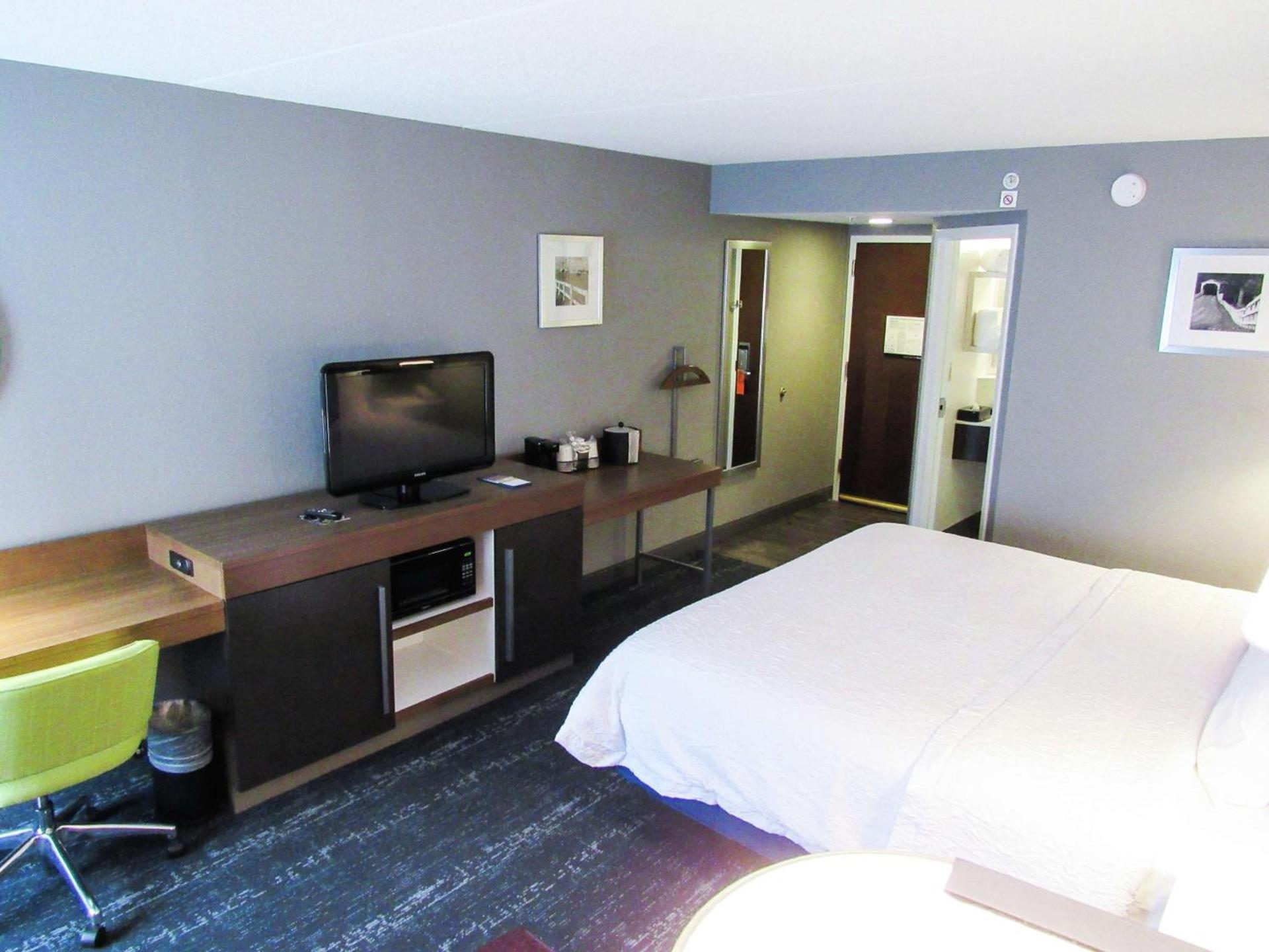 Hampton Inn & Suites Newtown photo 46