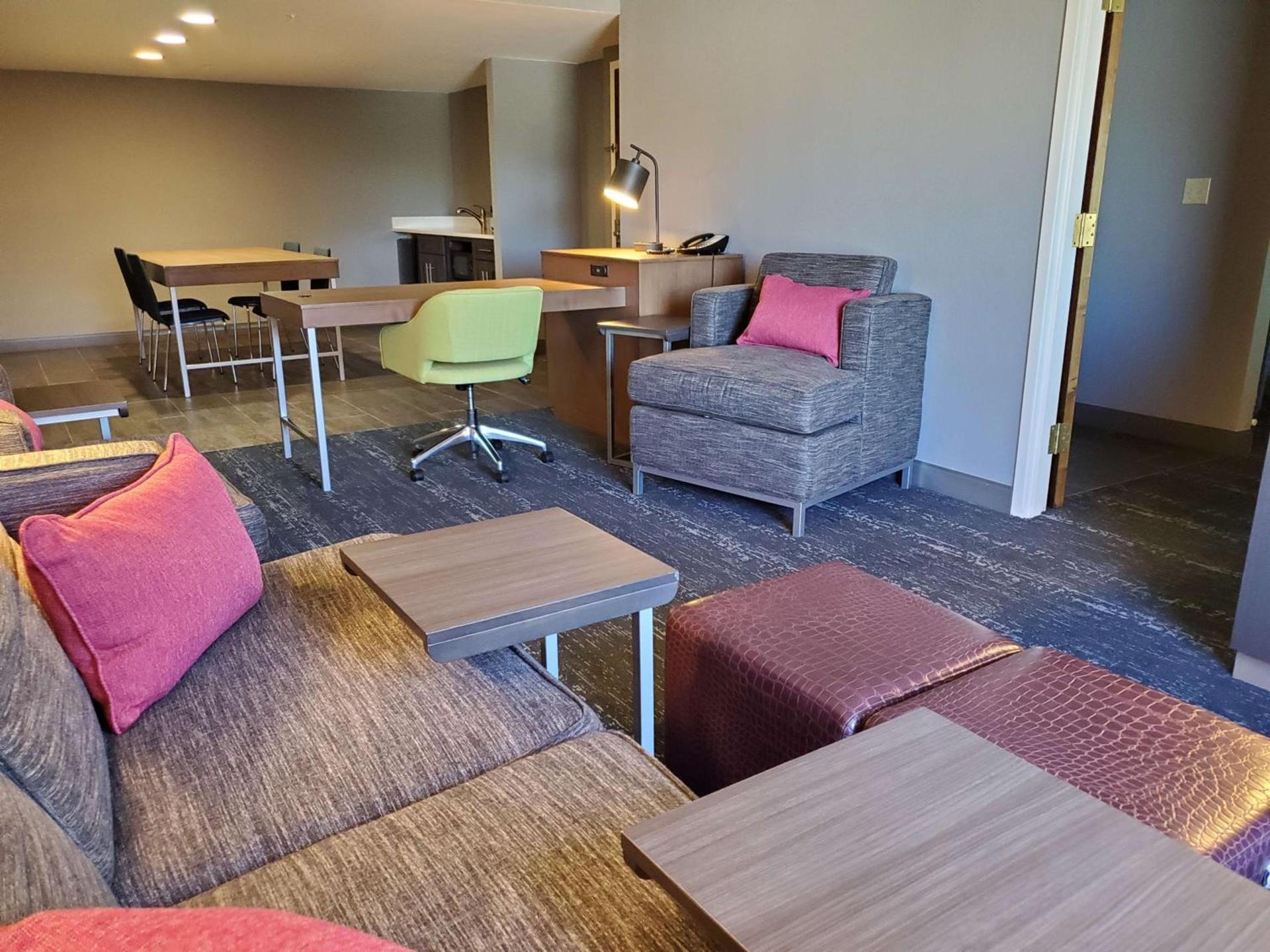 Hampton Inn & Suites Newtown photo 53