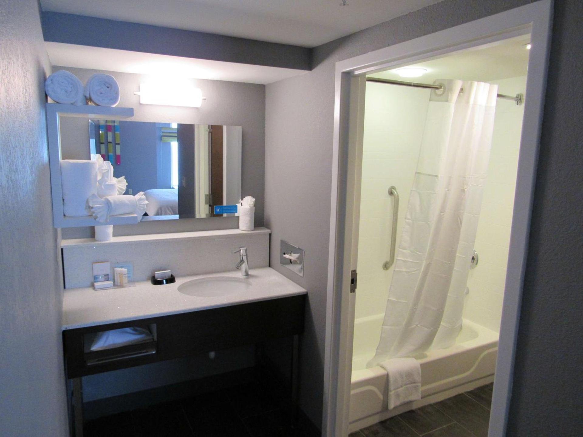 Hampton Inn & Suites Newtown photo 55