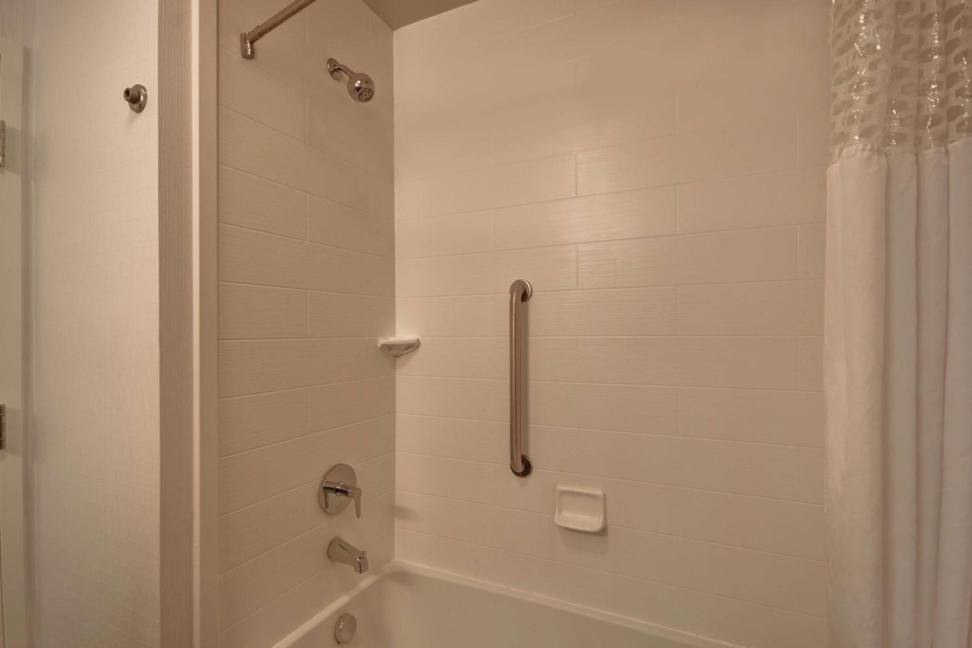 Hampton Inn & Suites Columbia South Fort Meade Area photo 17