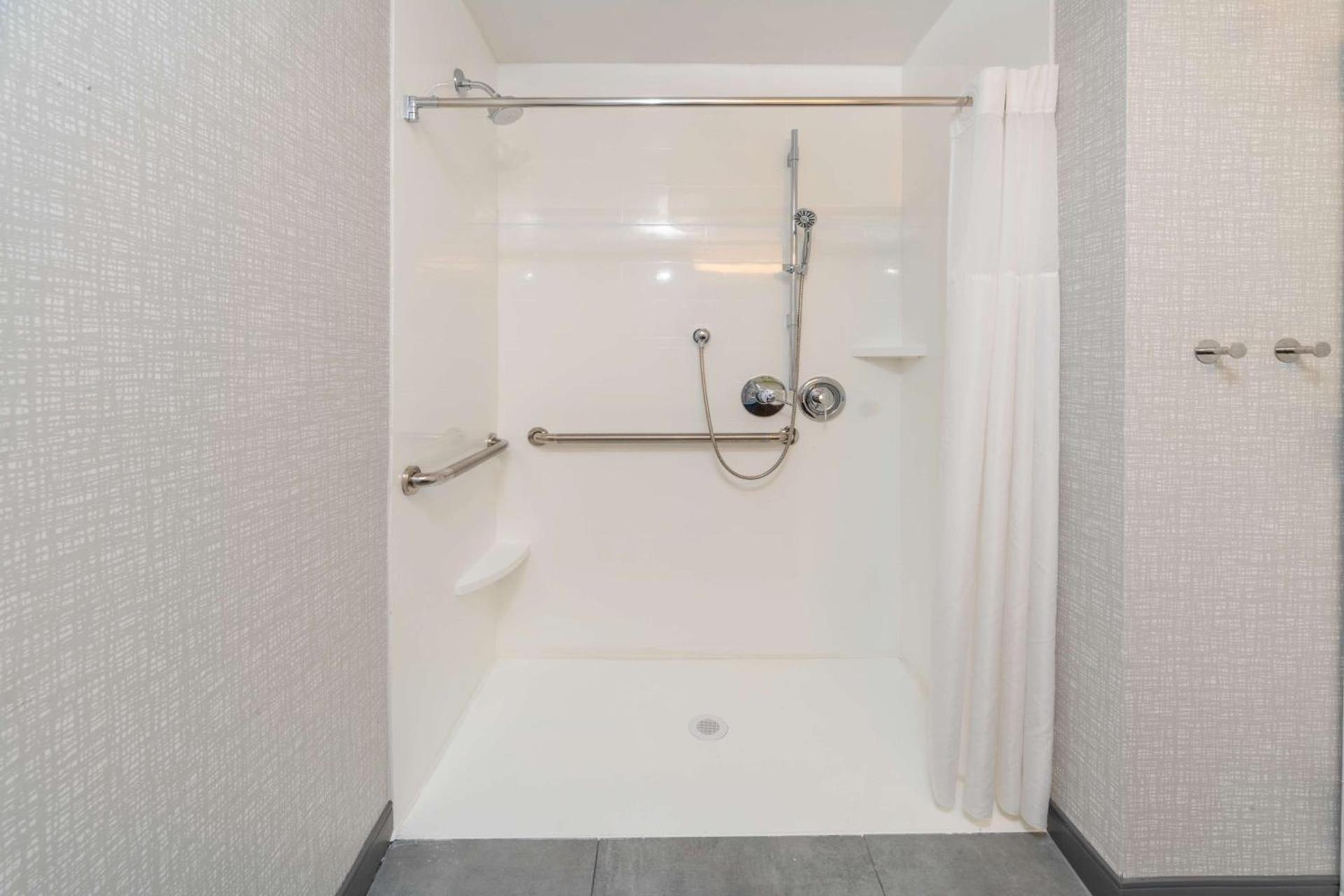 Hampton Inn Swedesboro Philadelphia photo 49