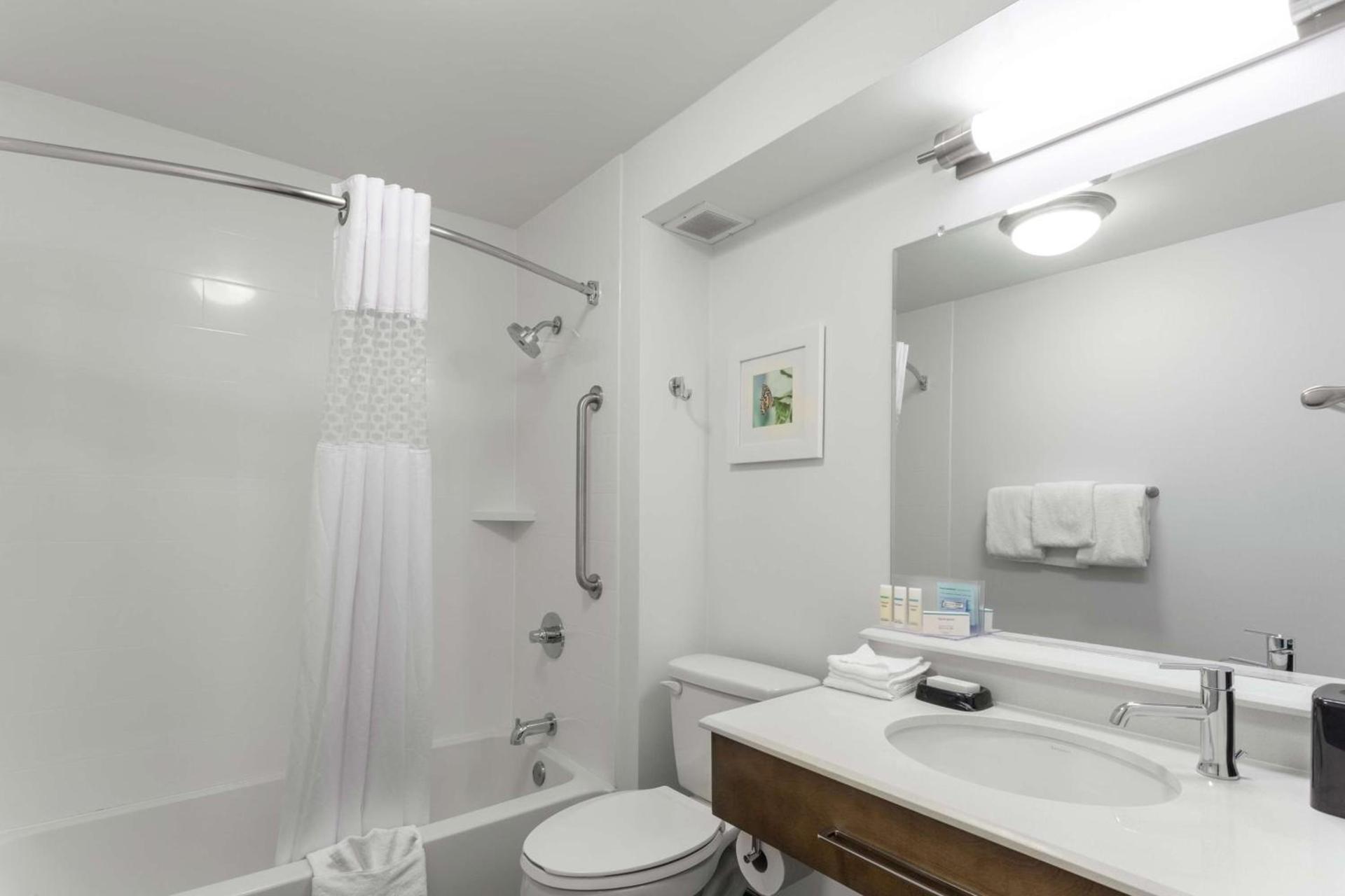 Hampton Inn Bloomington photo 37
