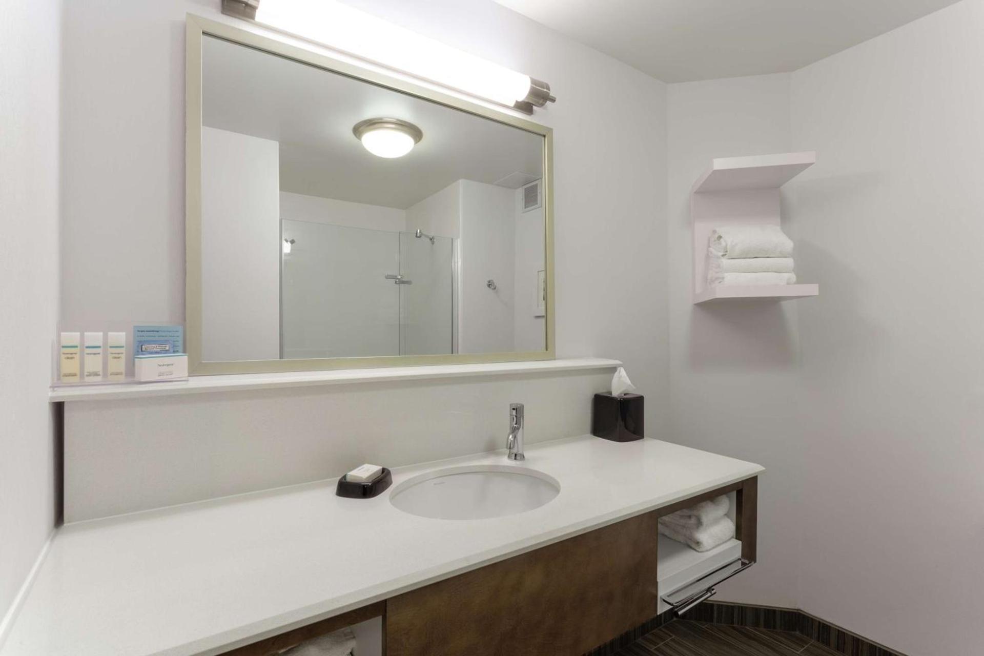 Hampton Inn Bloomington photo 36