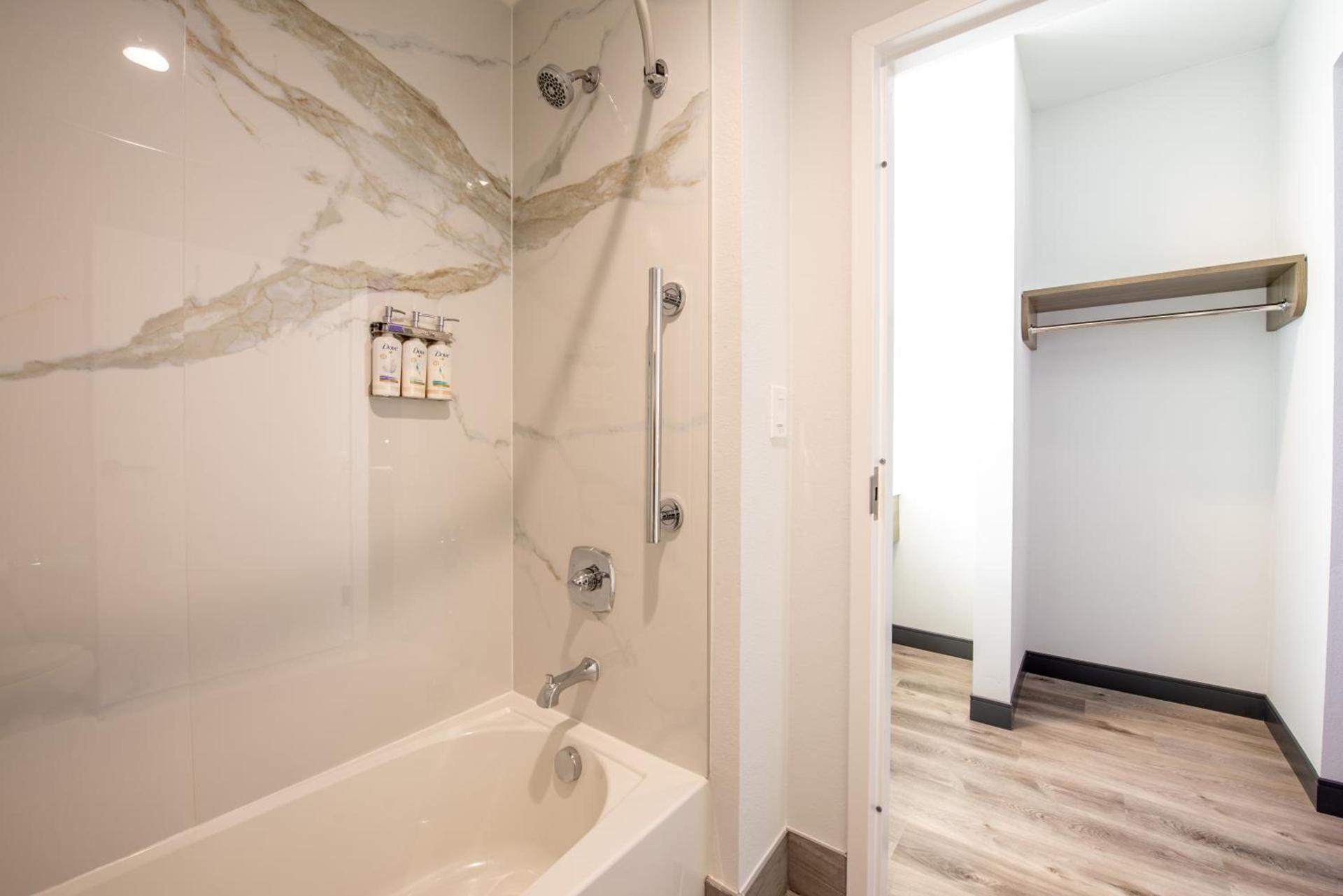 Express Inn & Suites photo 3
