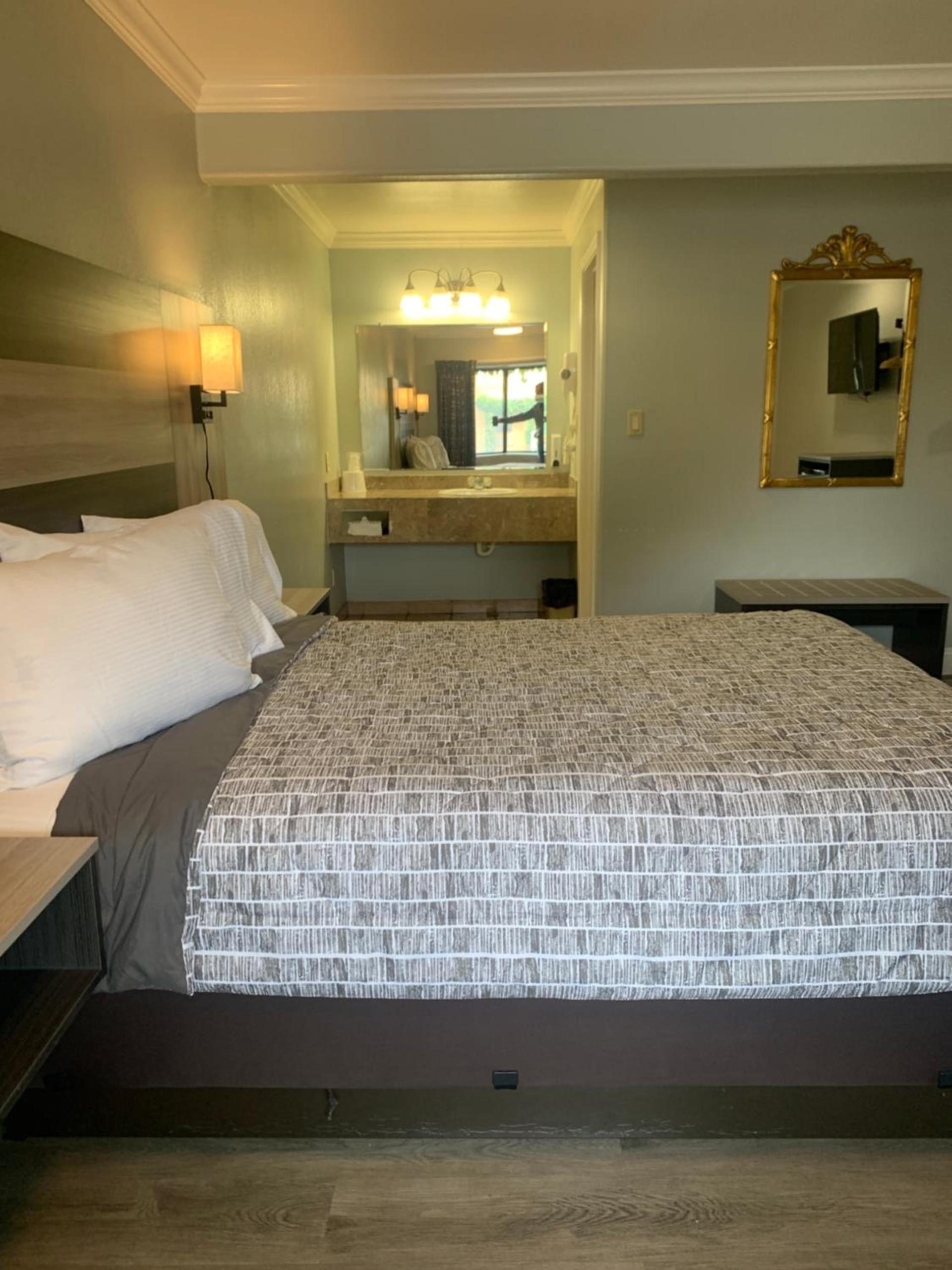 Monterey Oceanside Inn photo 6