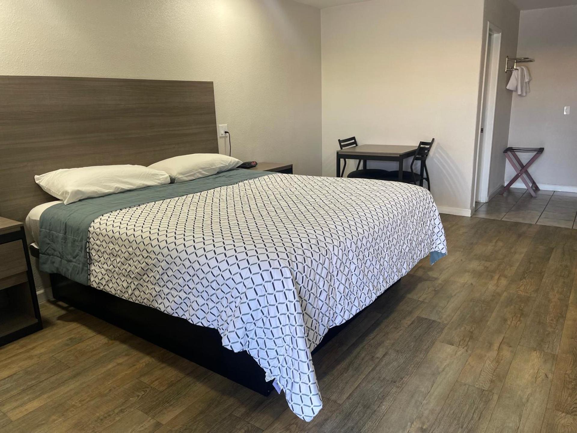 Town House Motel photo 14