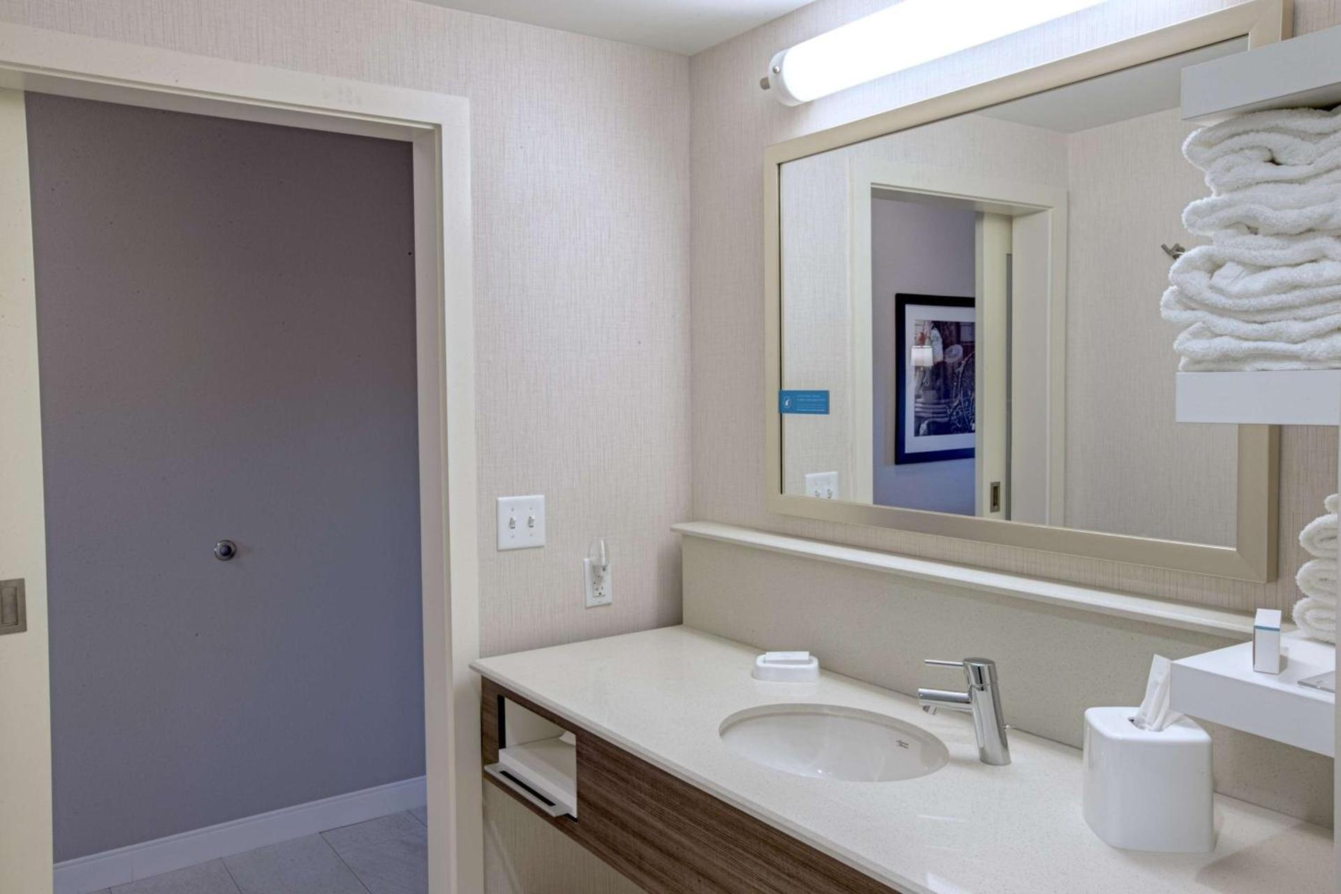 Hampton Inn by Hilton Amesbury, MA photo 32