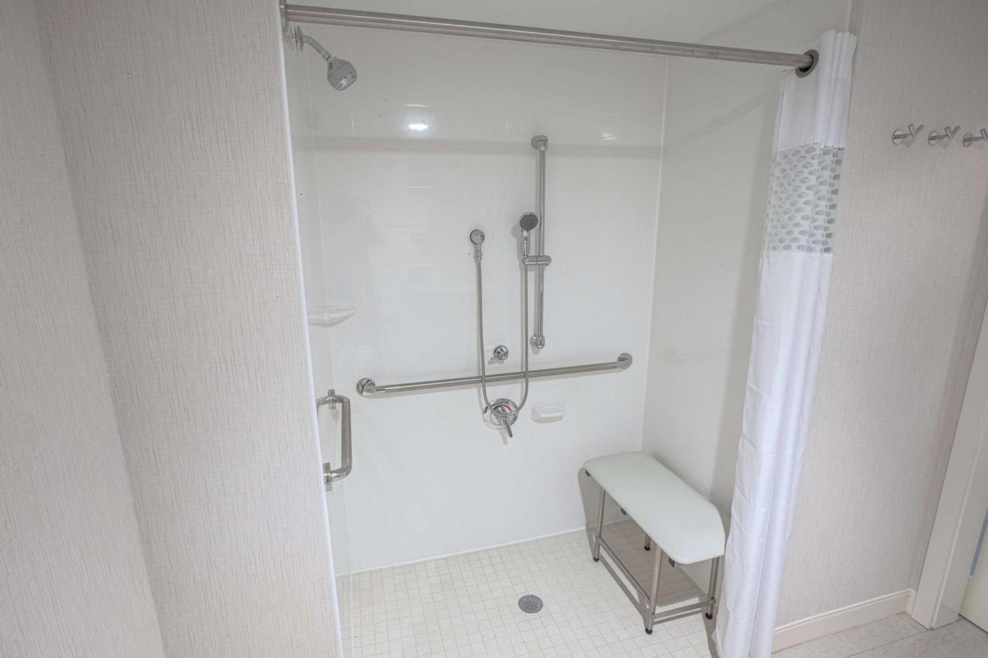 Hampton Inn by Hilton Amesbury, MA photo 31