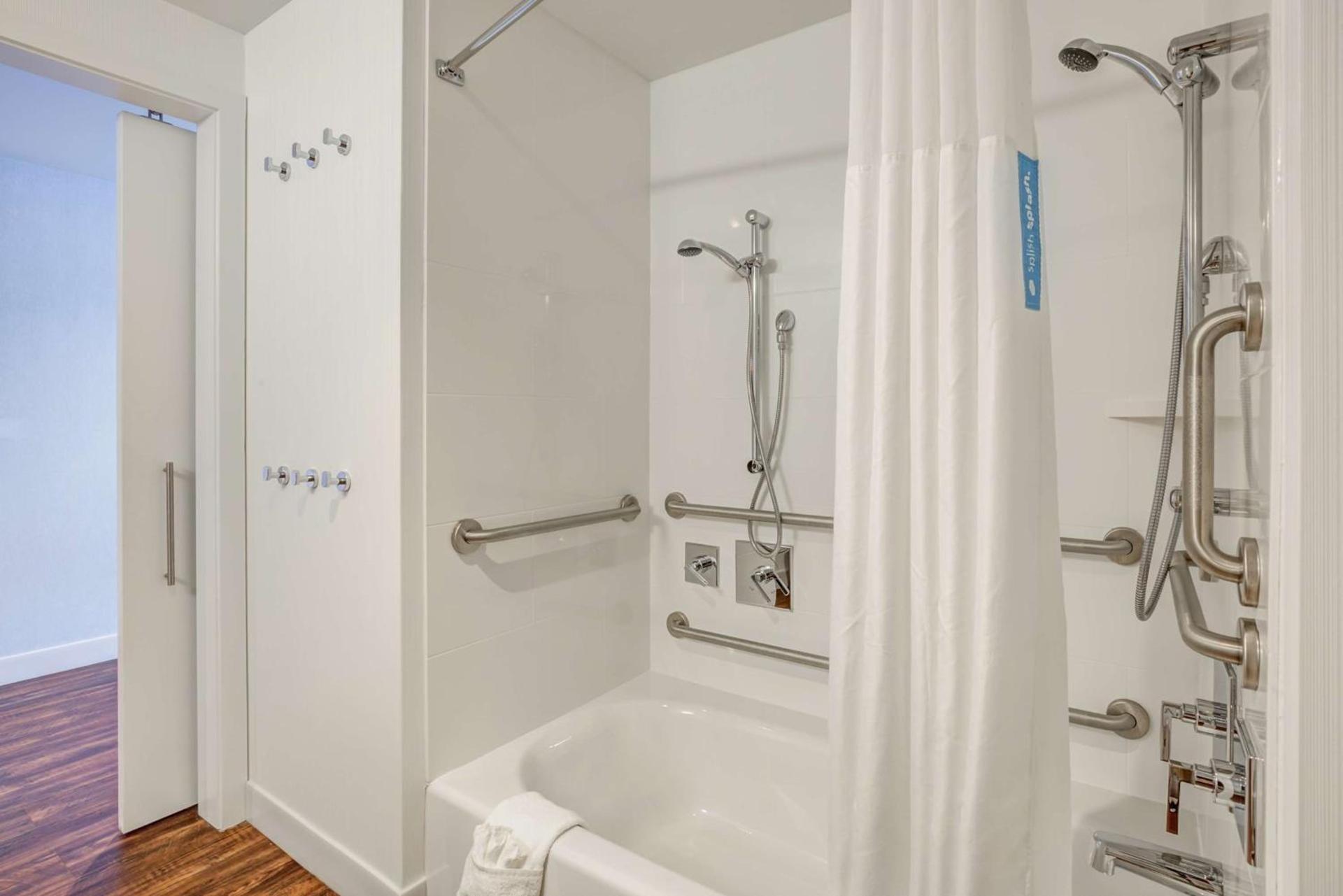Hampton Inn & Suites Boston/Waltham photo 18