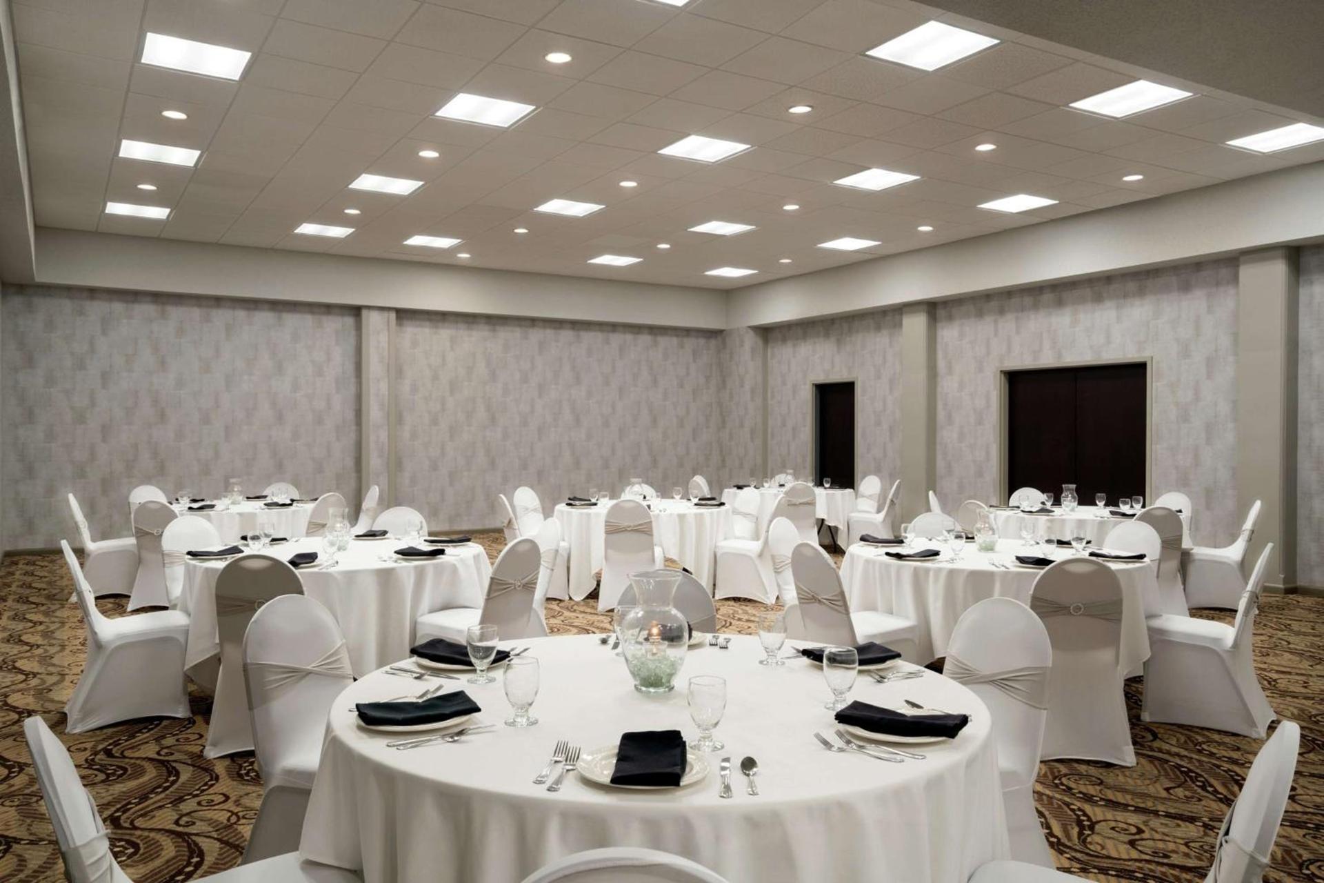 Embassy Suites Brunswick photo 30