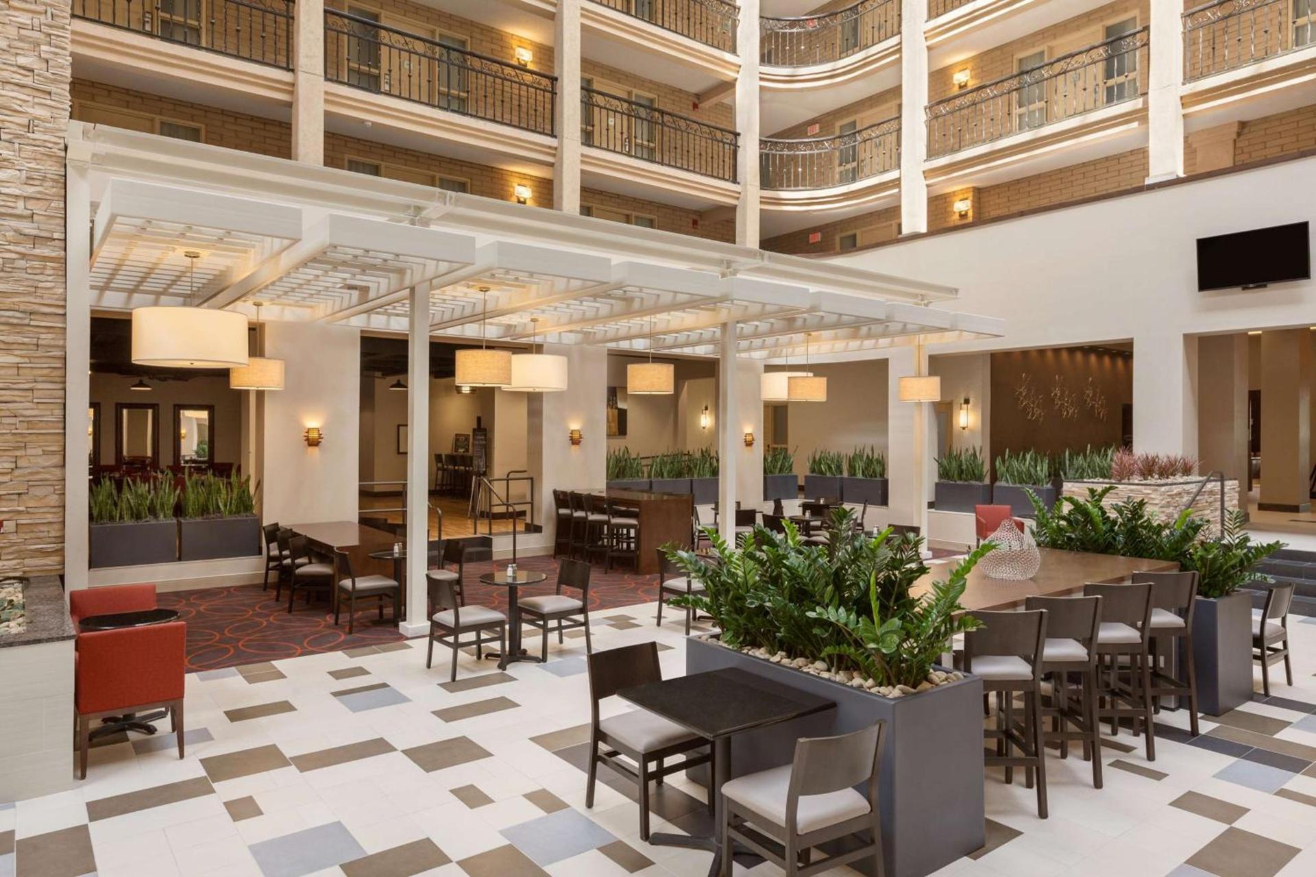 Embassy Suites Baton Rouge photo 8