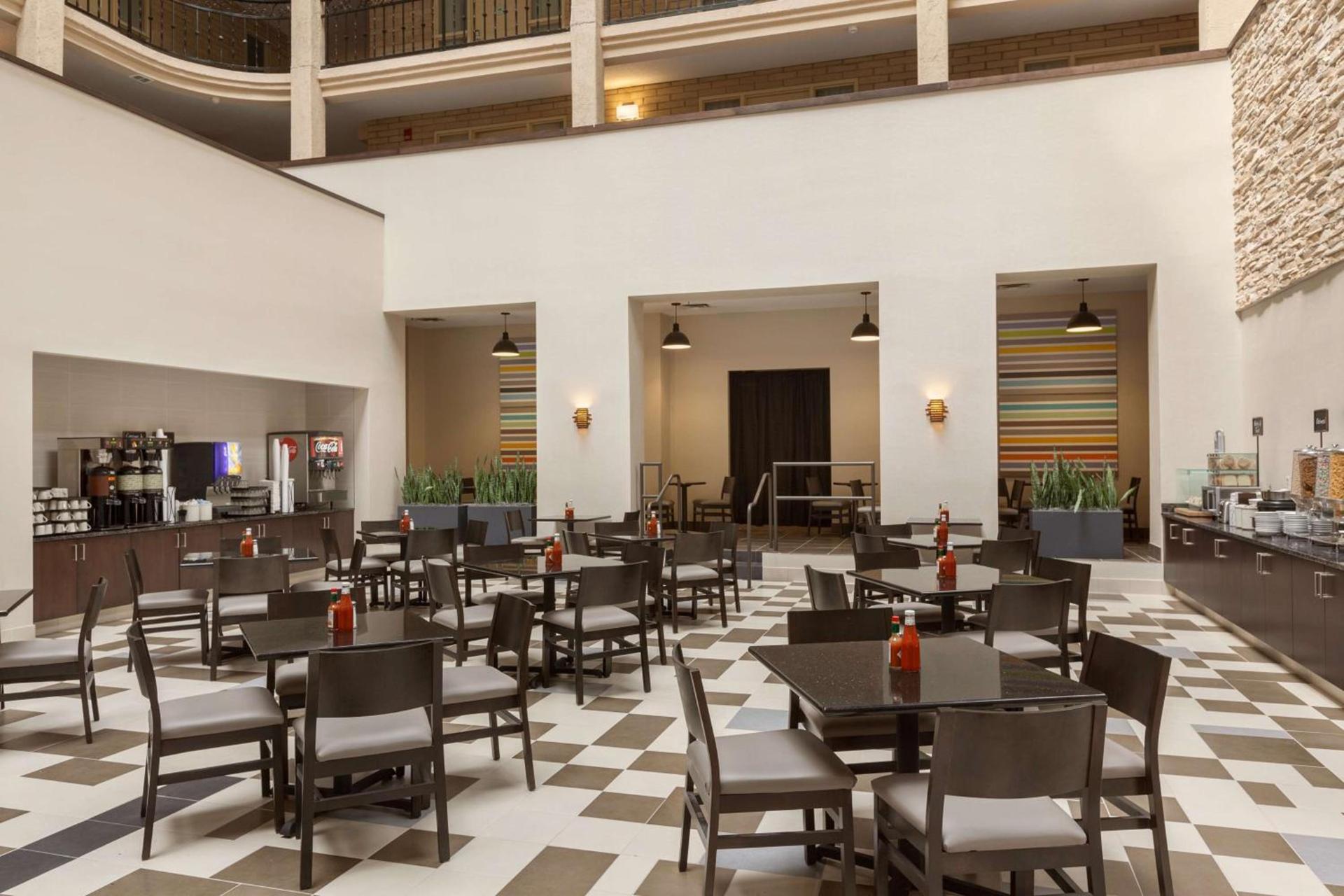 Embassy Suites Baton Rouge photo 12