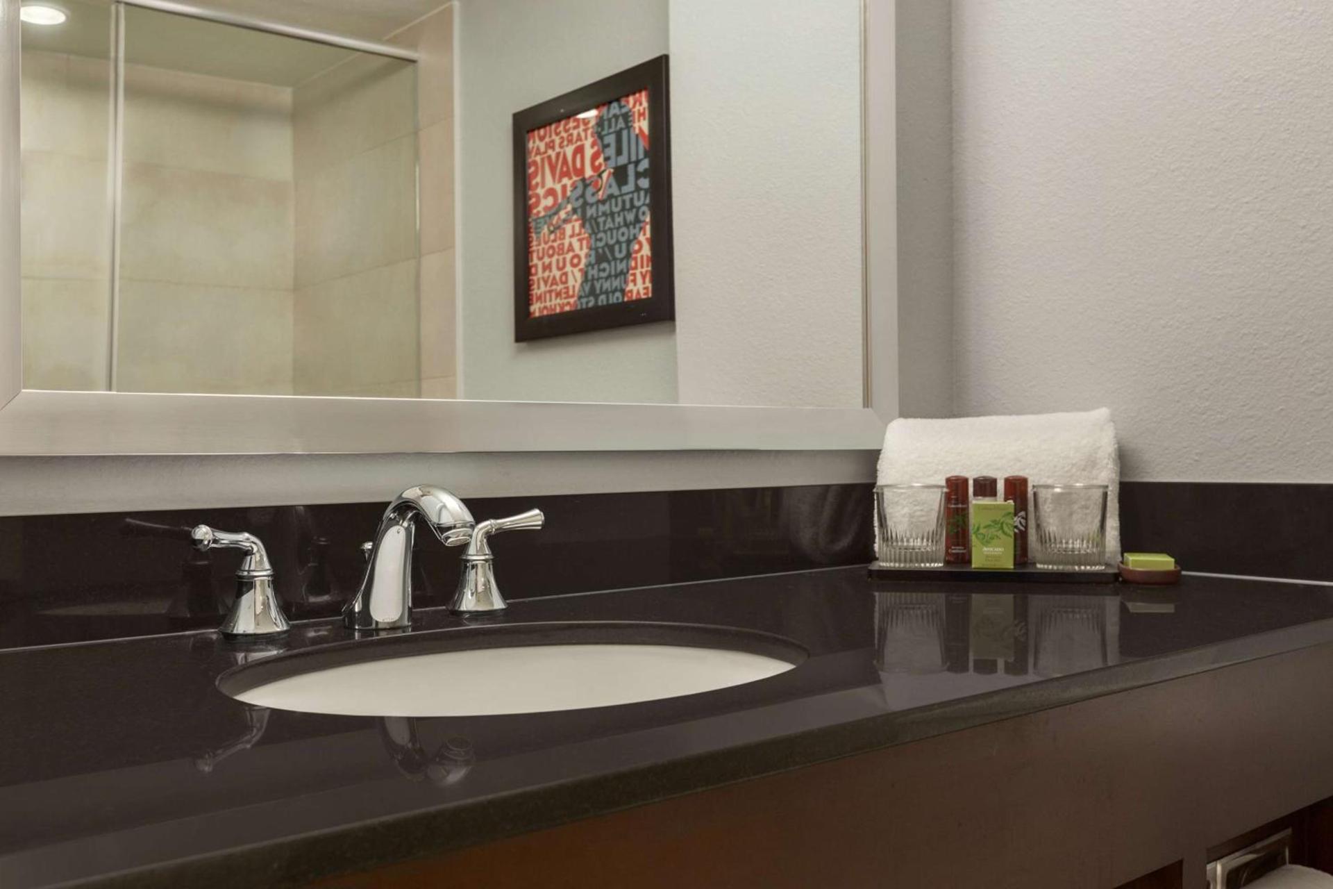 Embassy Suites Baton Rouge photo 20