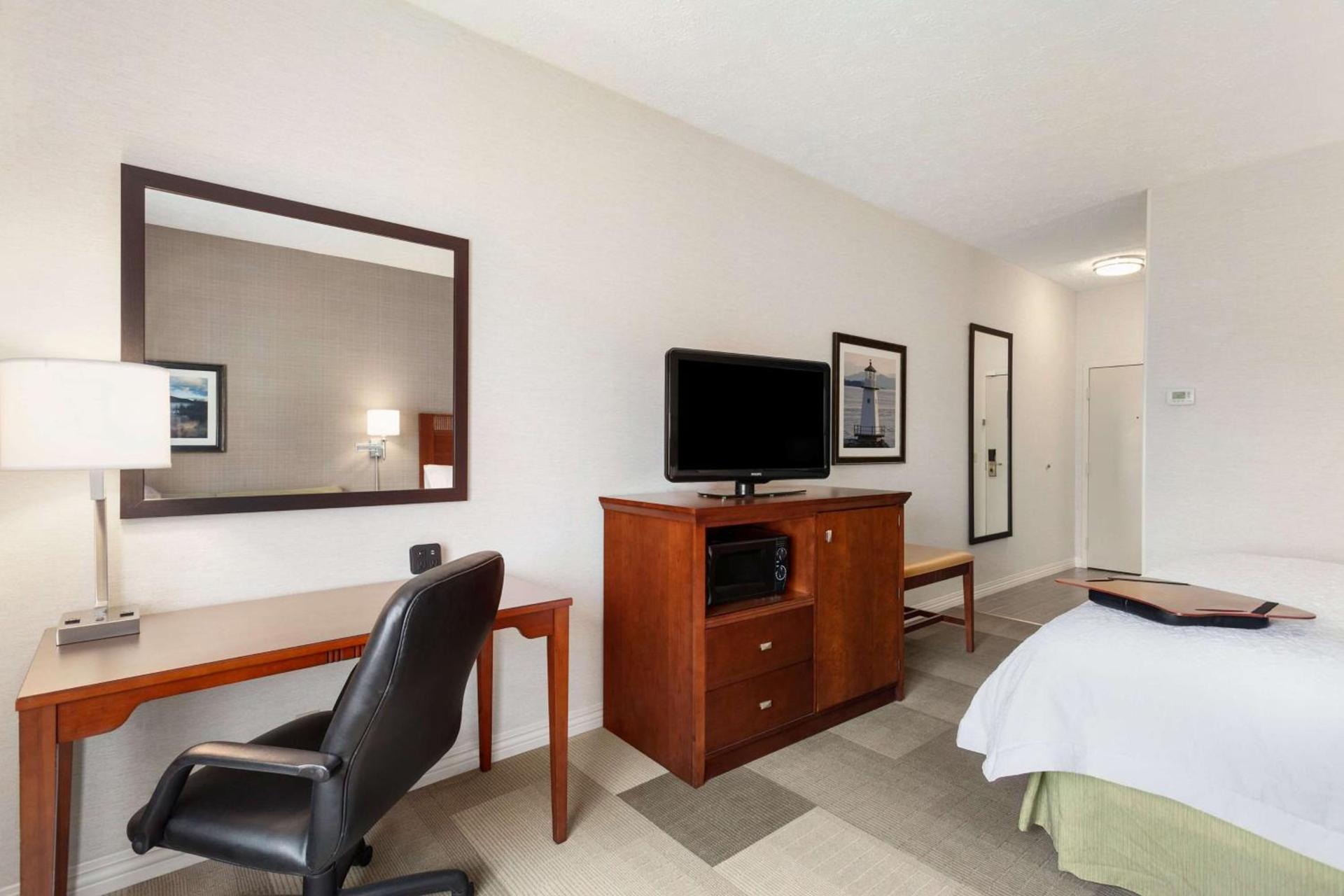 Hampton Inn Burlington - Colchester photo 16