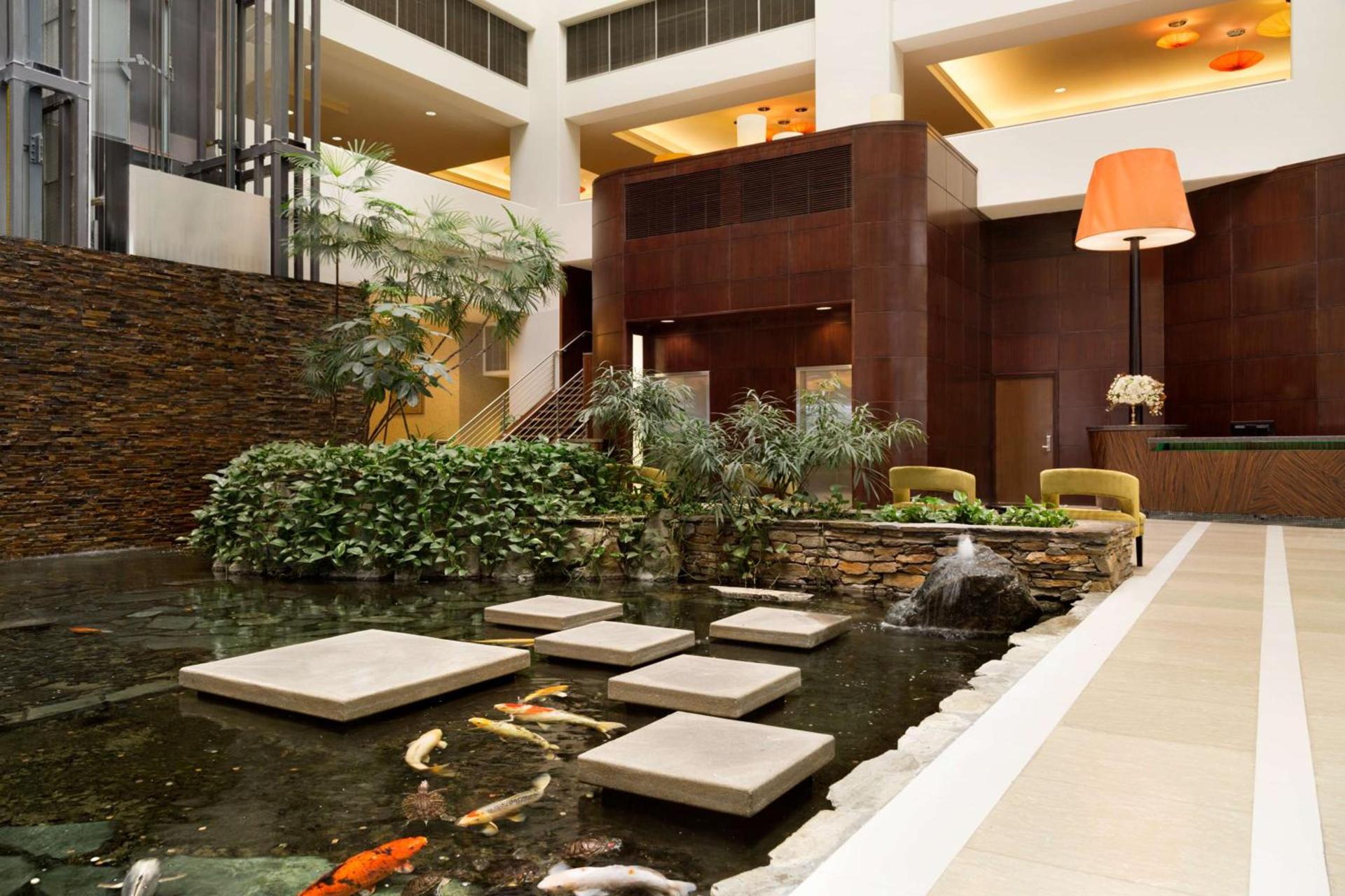 Embassy Suites Los Angeles Glendale photo 2