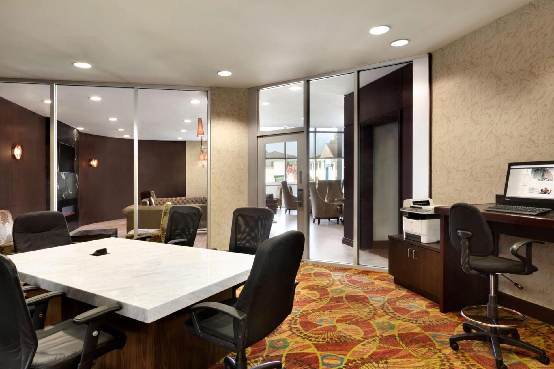 Embassy Suites Los Angeles Glendale photo 16