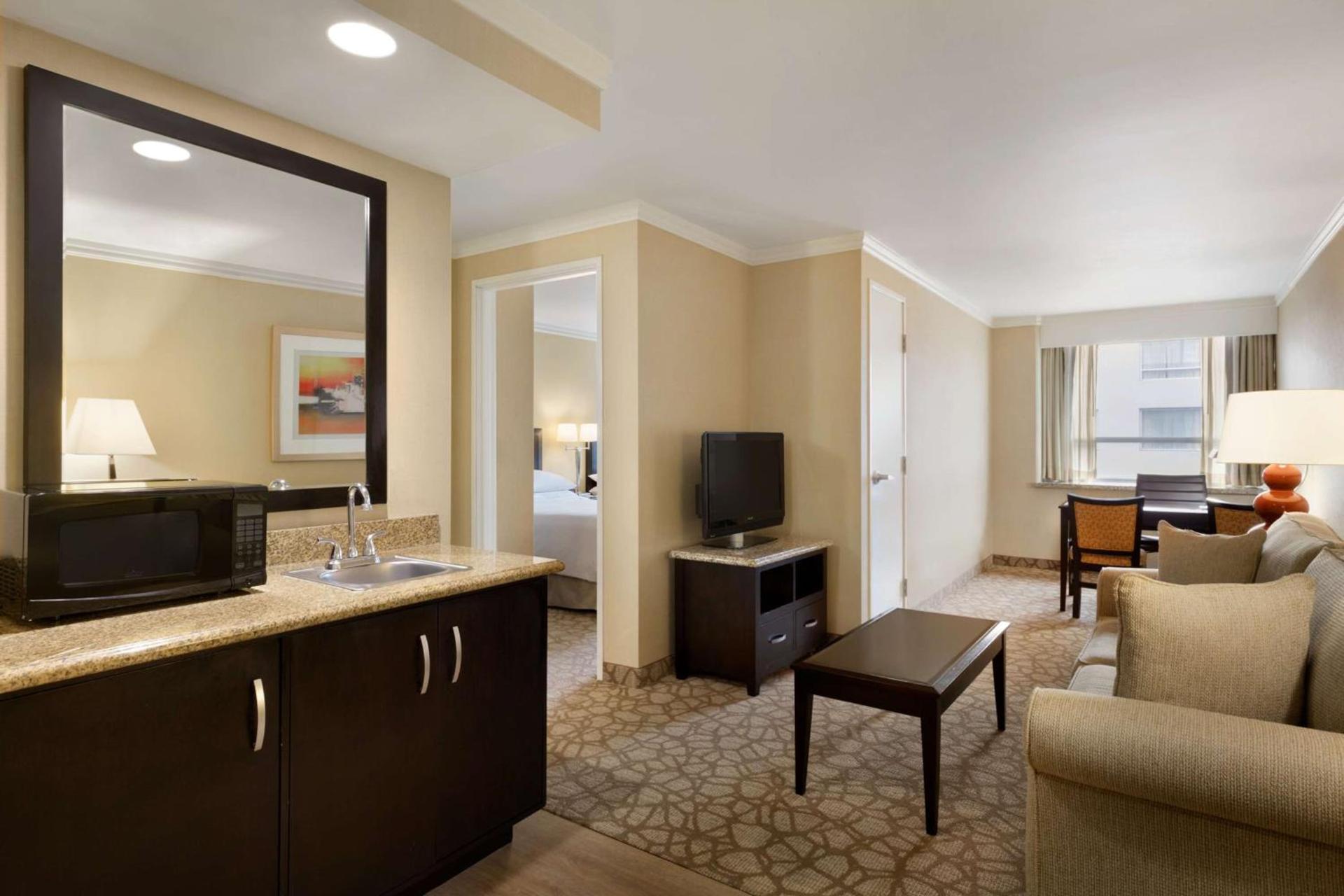 Embassy Suites Los Angeles Glendale photo 21