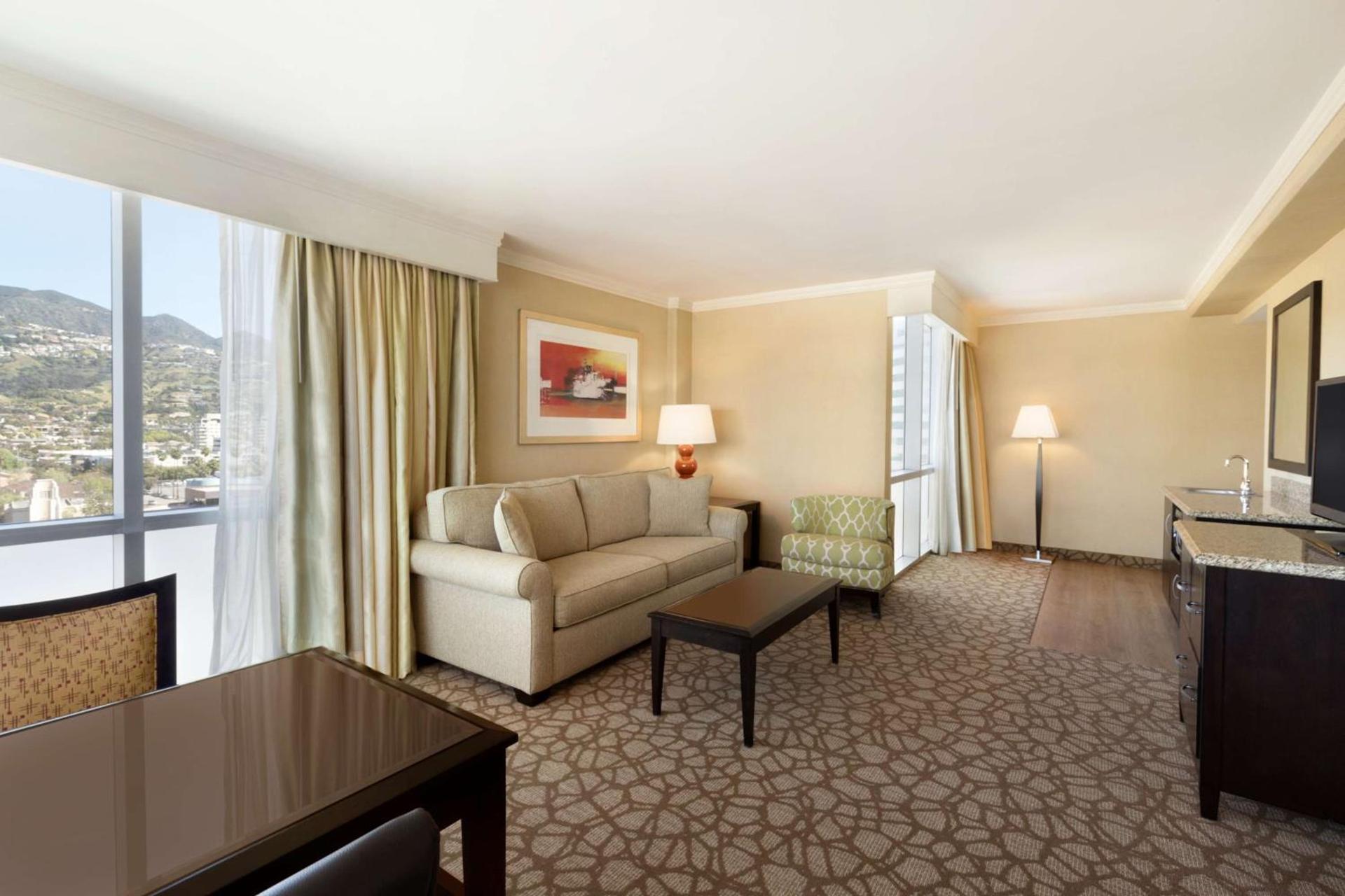 Embassy Suites Los Angeles Glendale photo 23