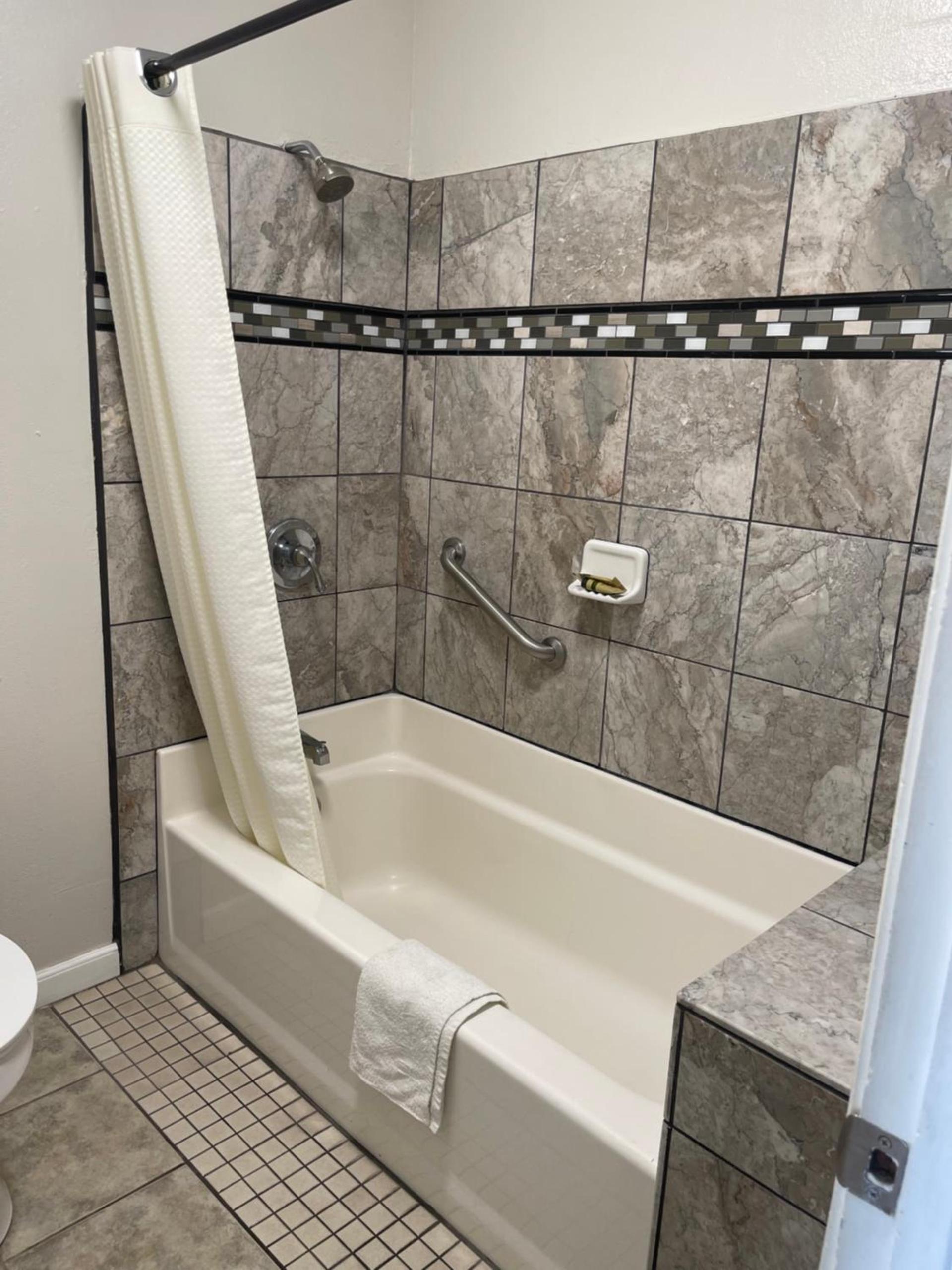 Town House Motel photo 4