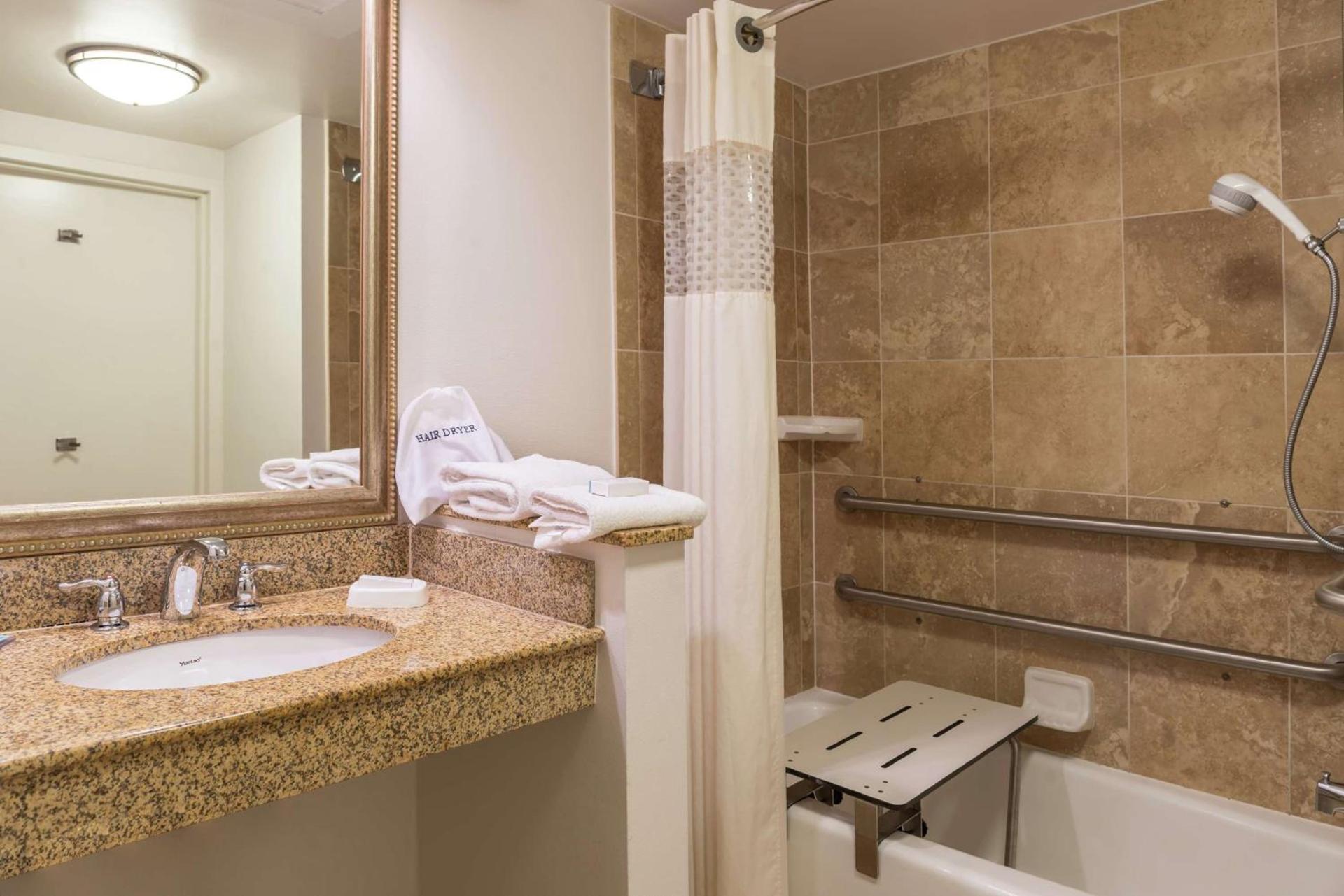 Hampton Inn Columbia Northeast-Fort Jackson Area photo 25