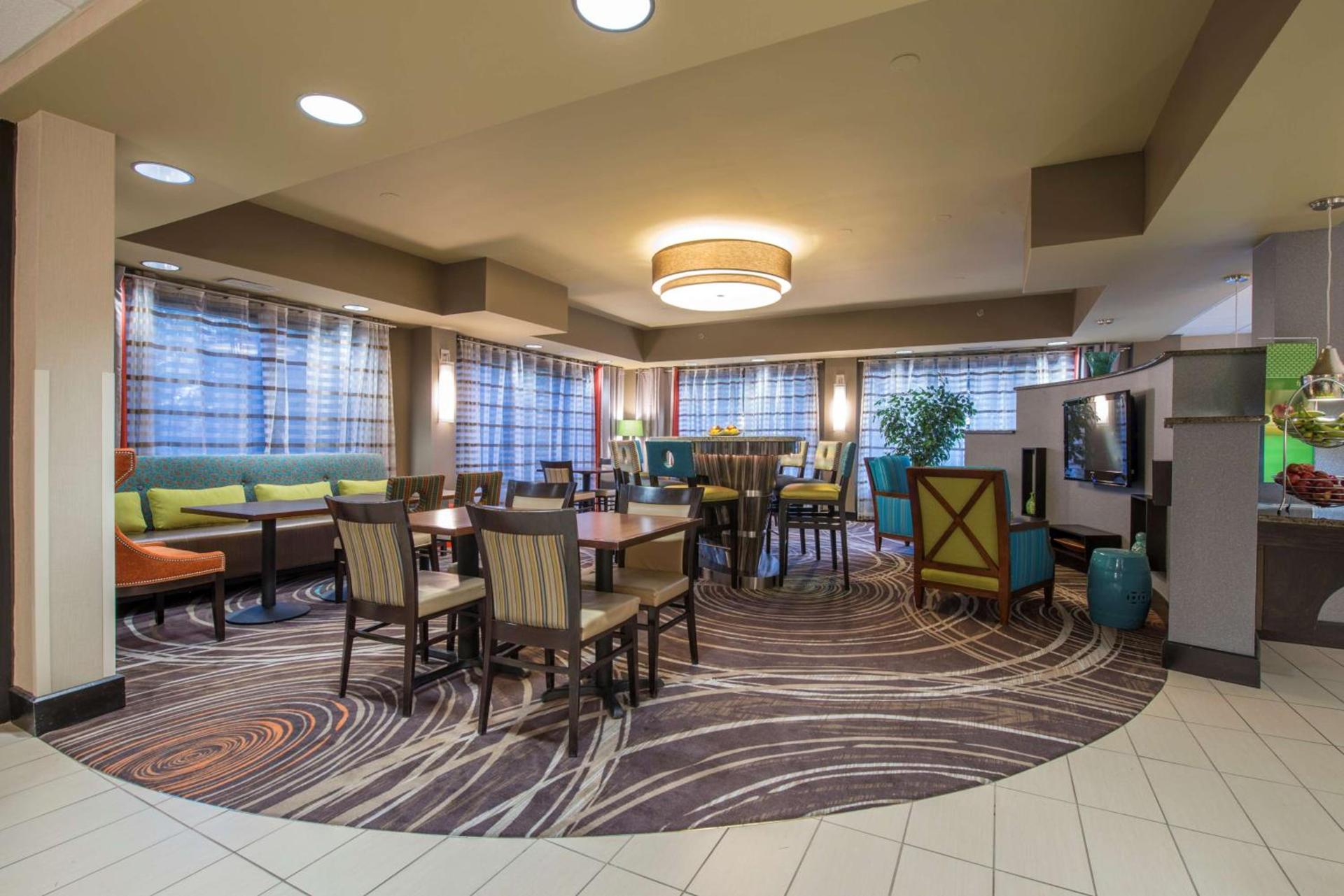 Hampton Inn Atlanta-Newnan photo 14