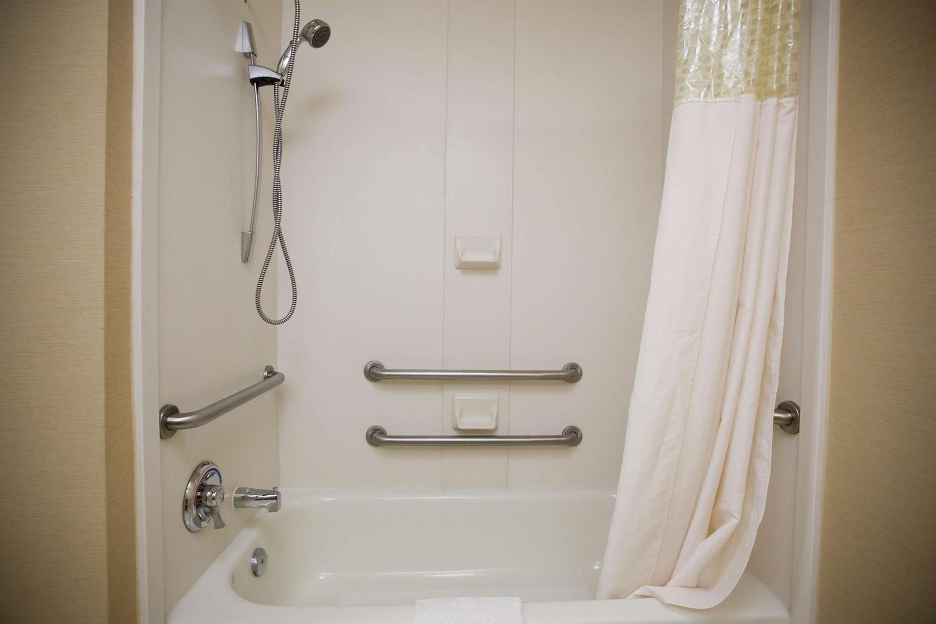 Hampton Inn Atlanta-Newnan photo 35