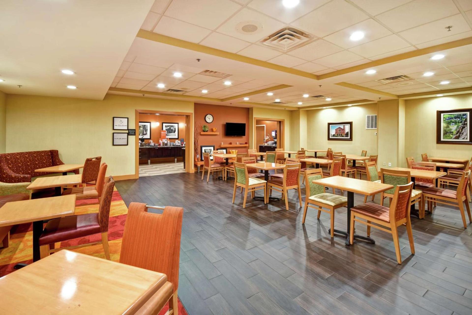Hampton Inn Chicopee - Springfield photo 9