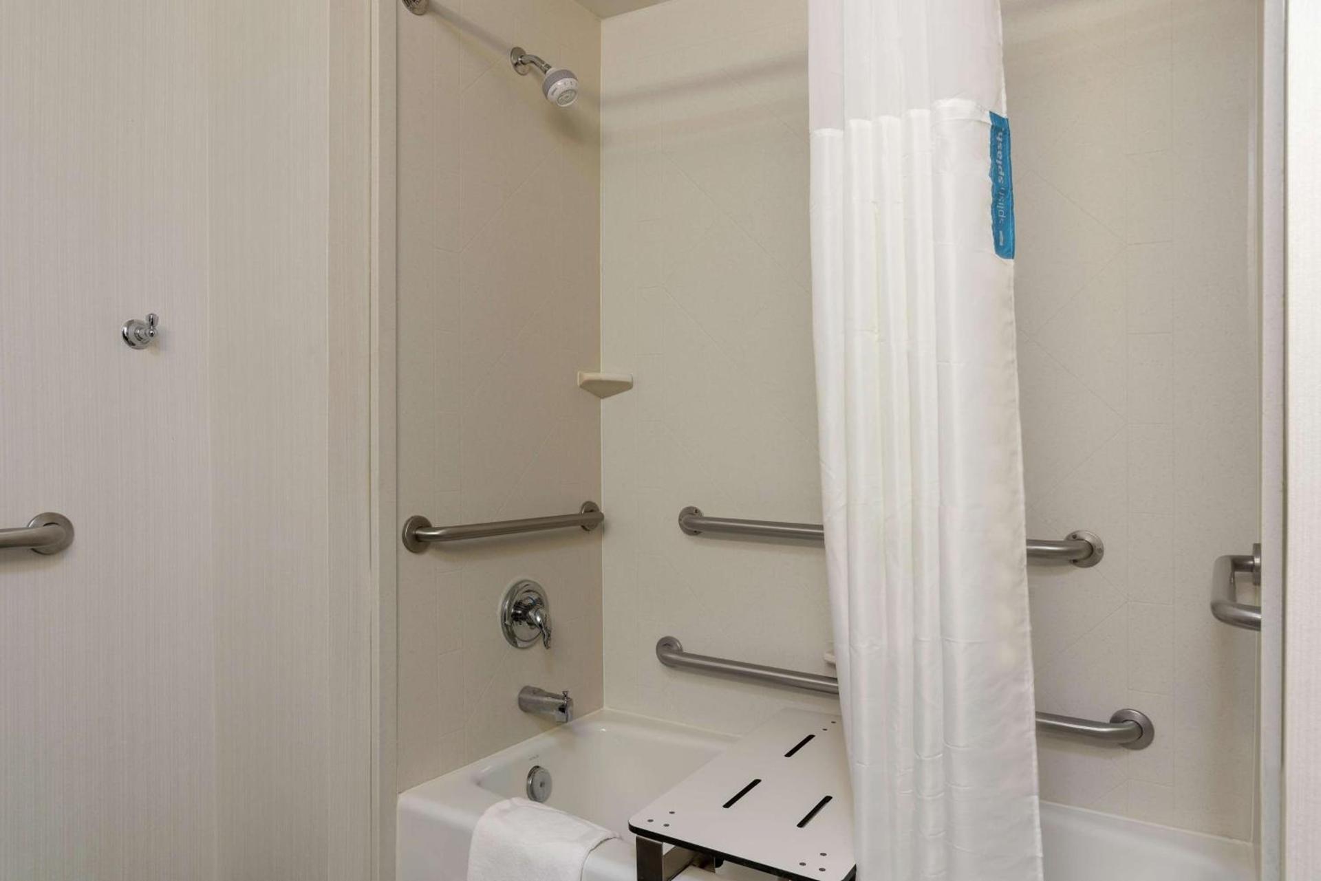 Hampton Inn Akron-South photo 28