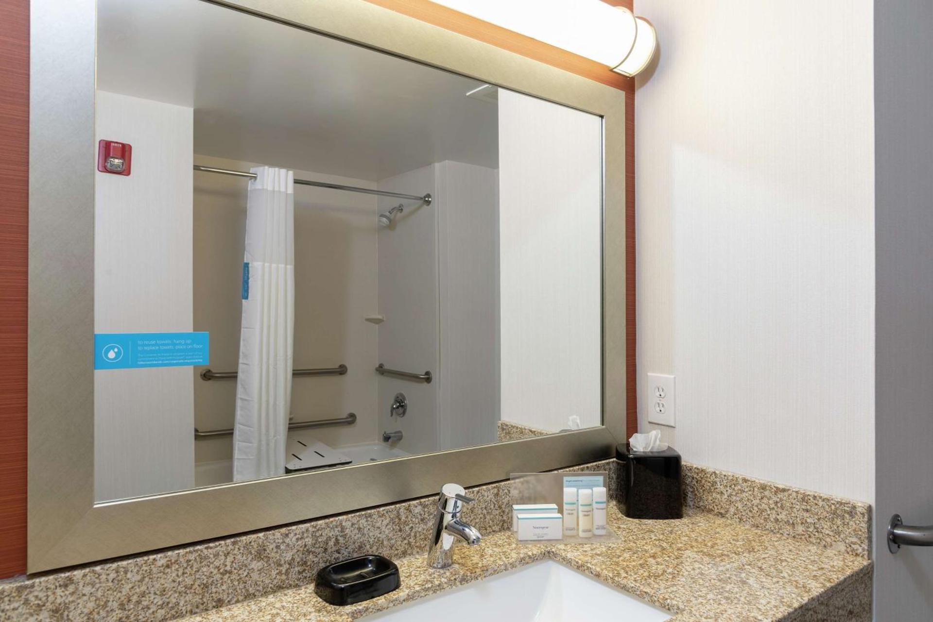 Hampton Inn Akron-South photo 35
