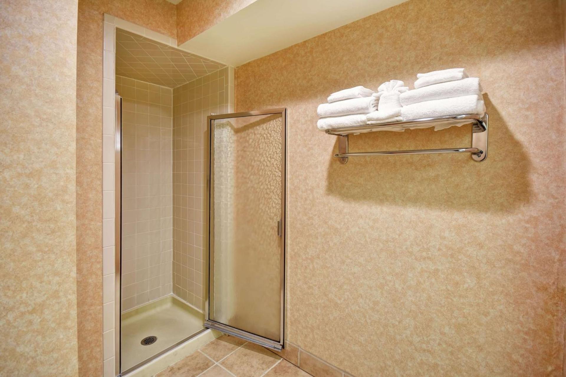 Hampton Inn Chicopee - Springfield photo 21