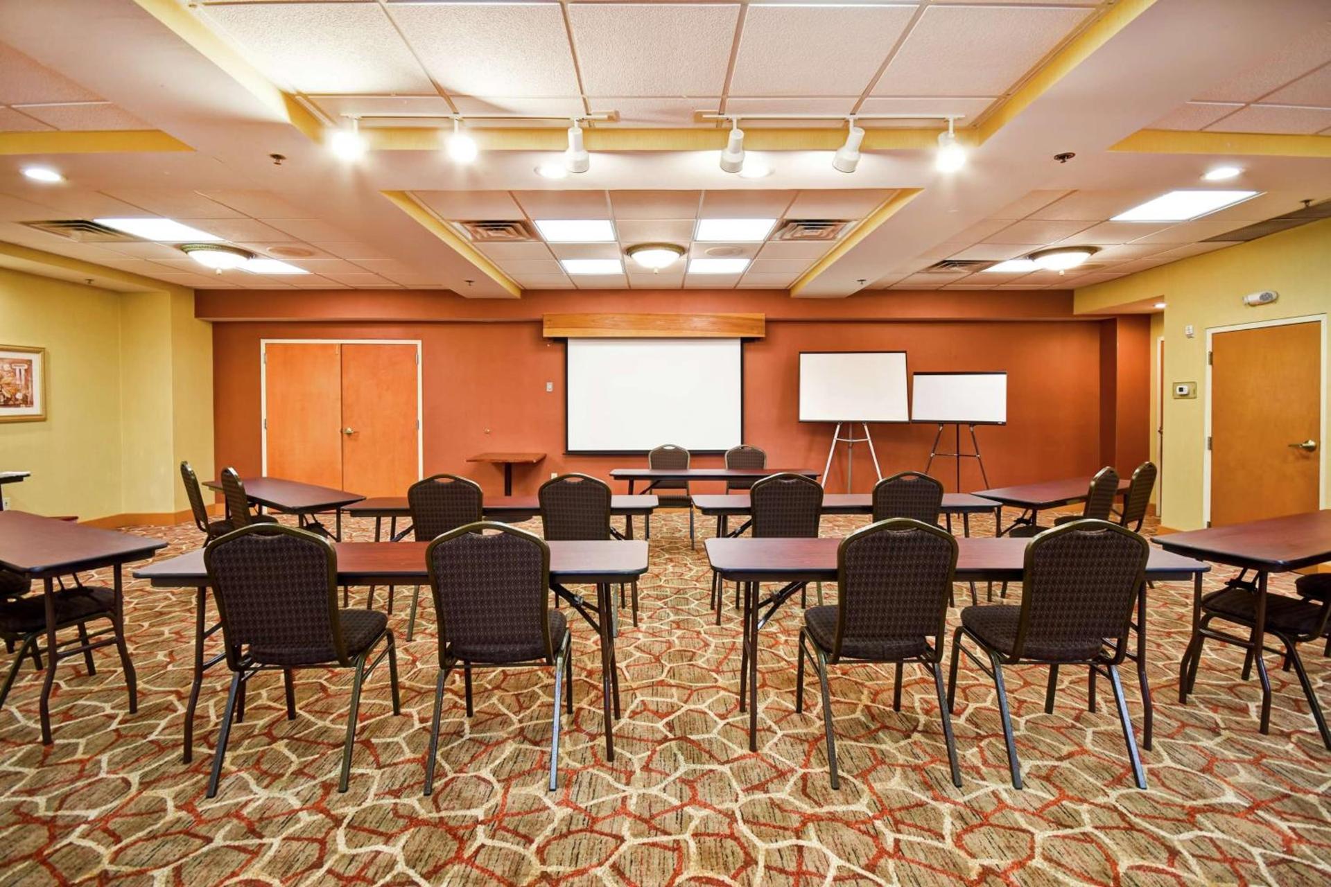 Hampton Inn Chicopee - Springfield photo 26