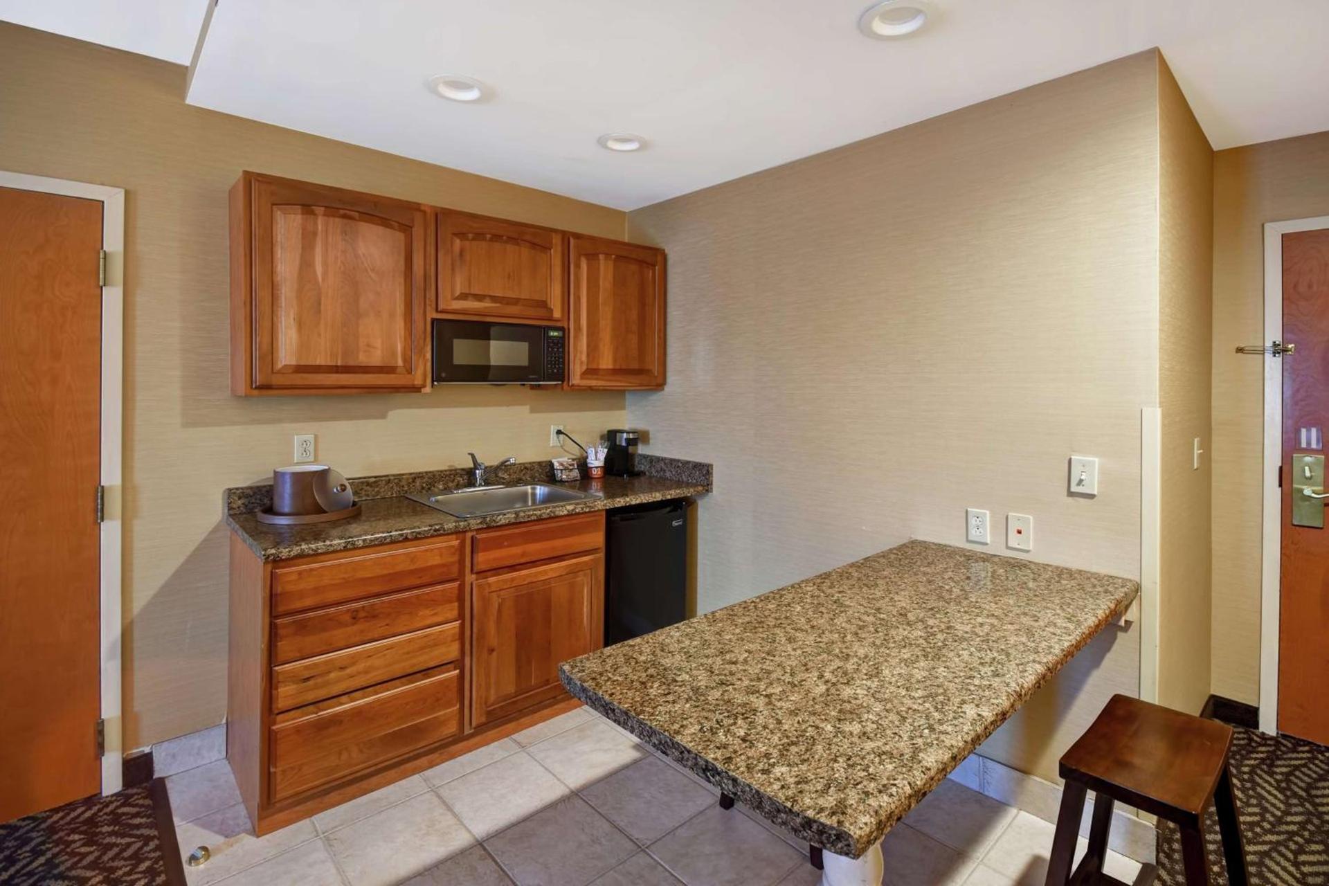 Hampton Inn Chicopee - Springfield photo 28