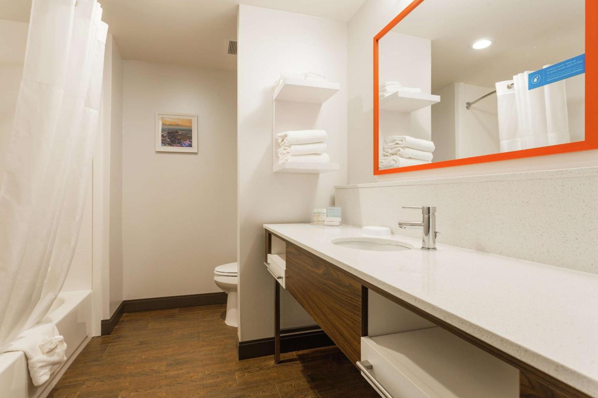 Hampton Inn Cumberland photo 17