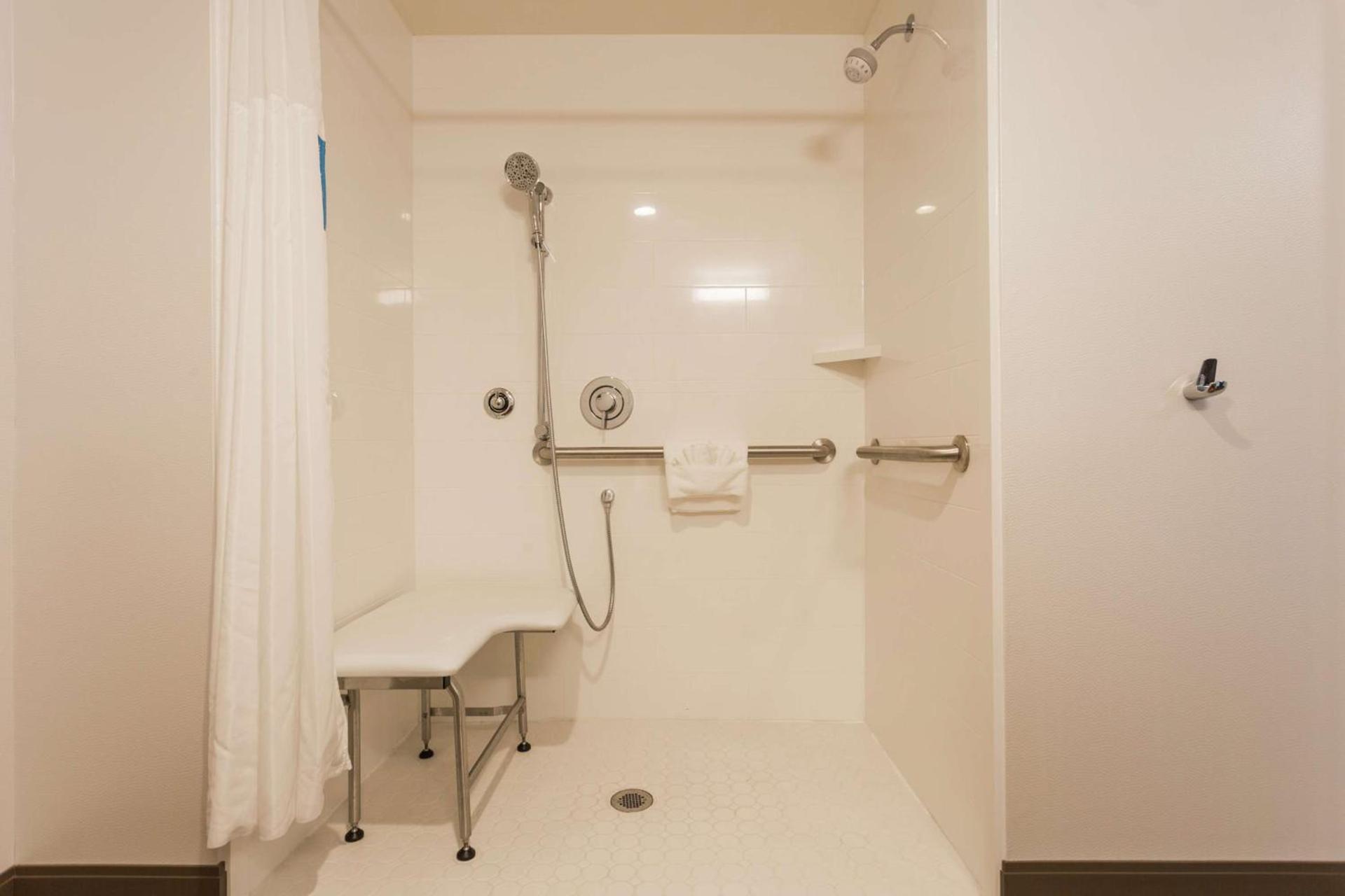 Hampton Inn Cumberland photo 19