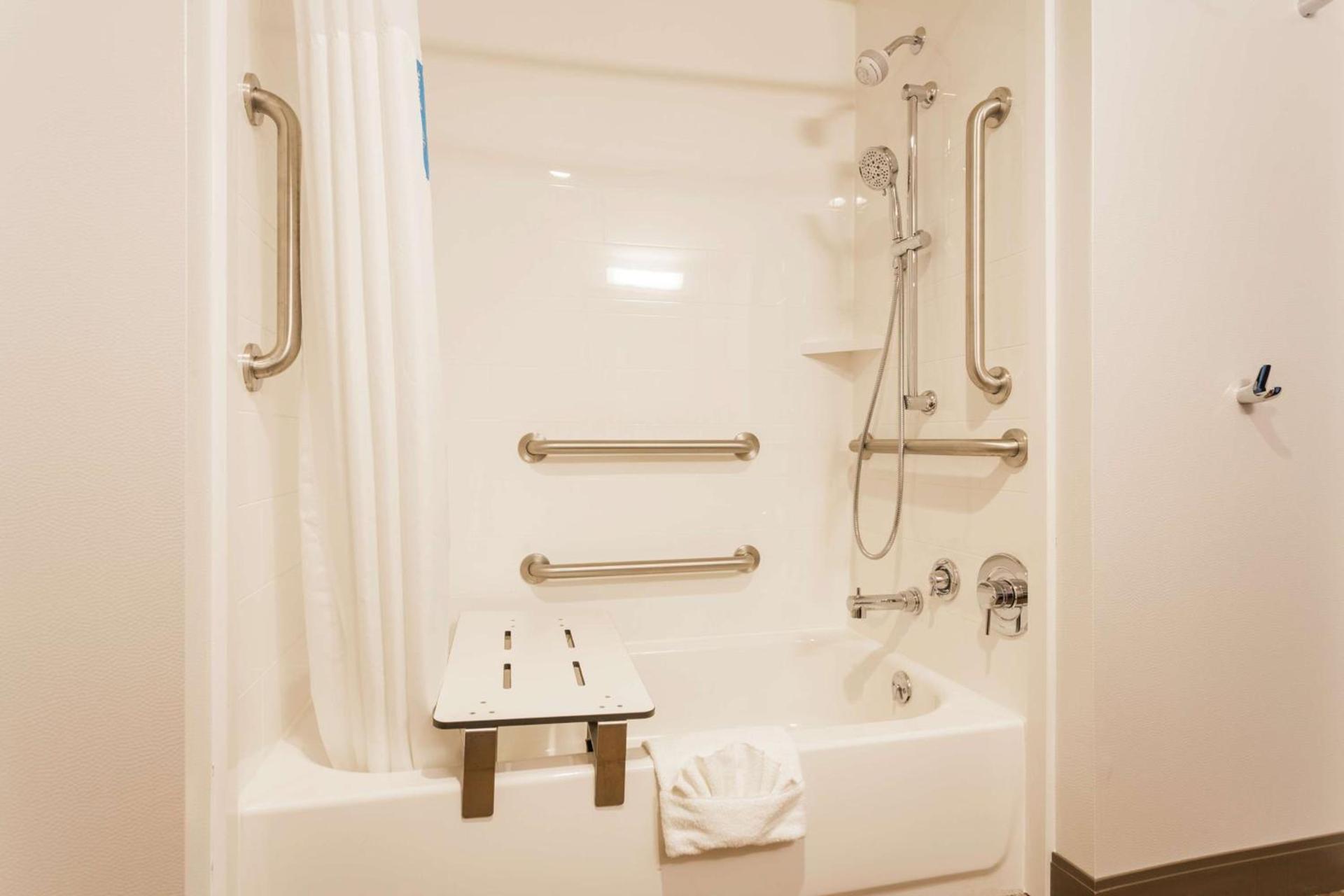 Hampton Inn Cumberland photo 23