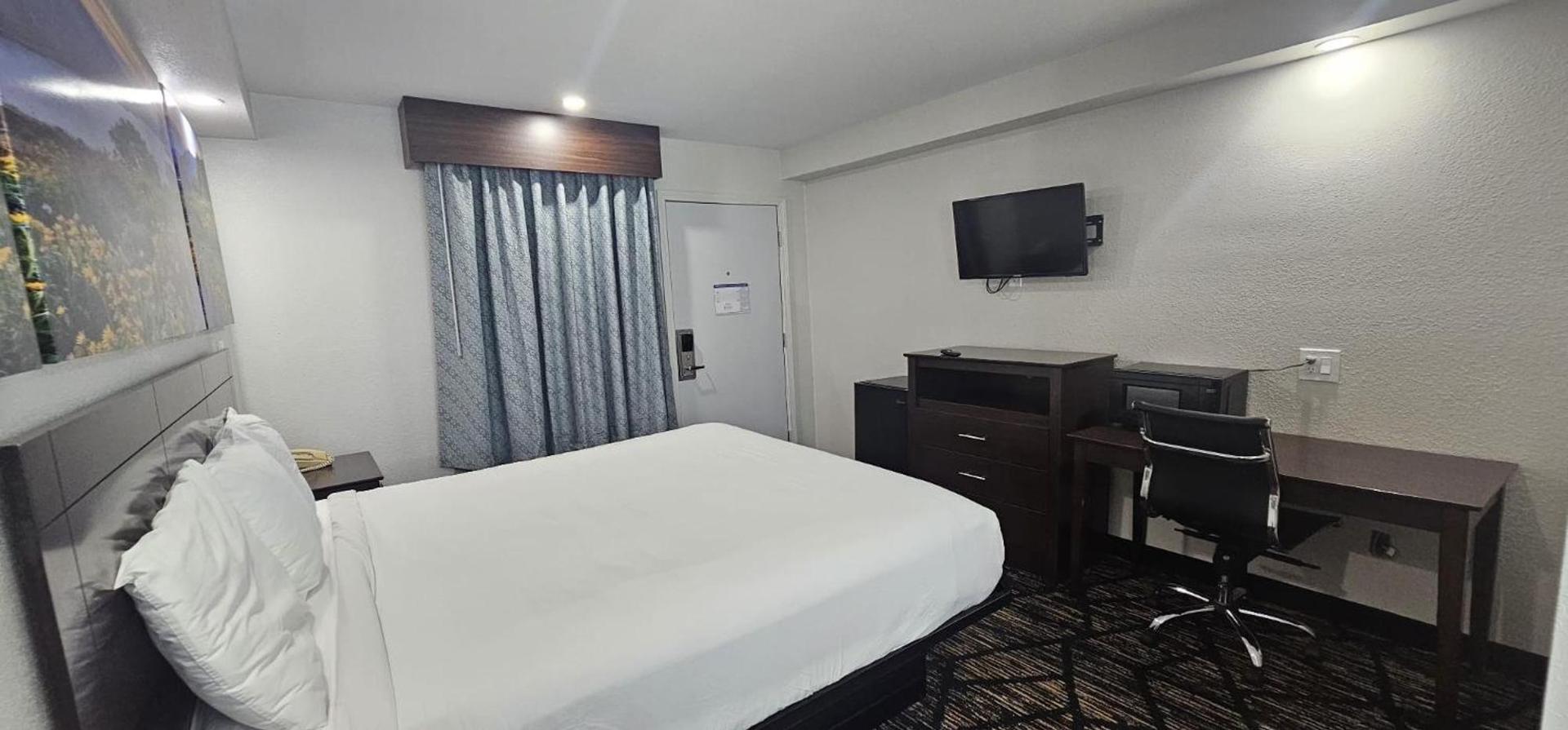 Days Inn by Wyndham Indianapolis East Post Road photo 45