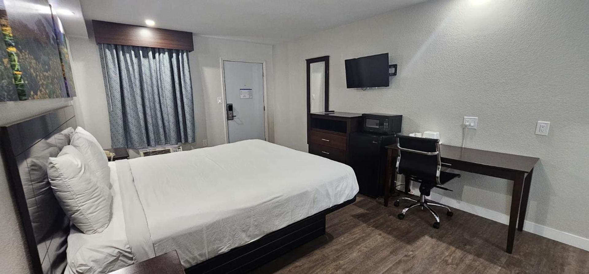 Days Inn by Wyndham Indianapolis East Post Road photo 10