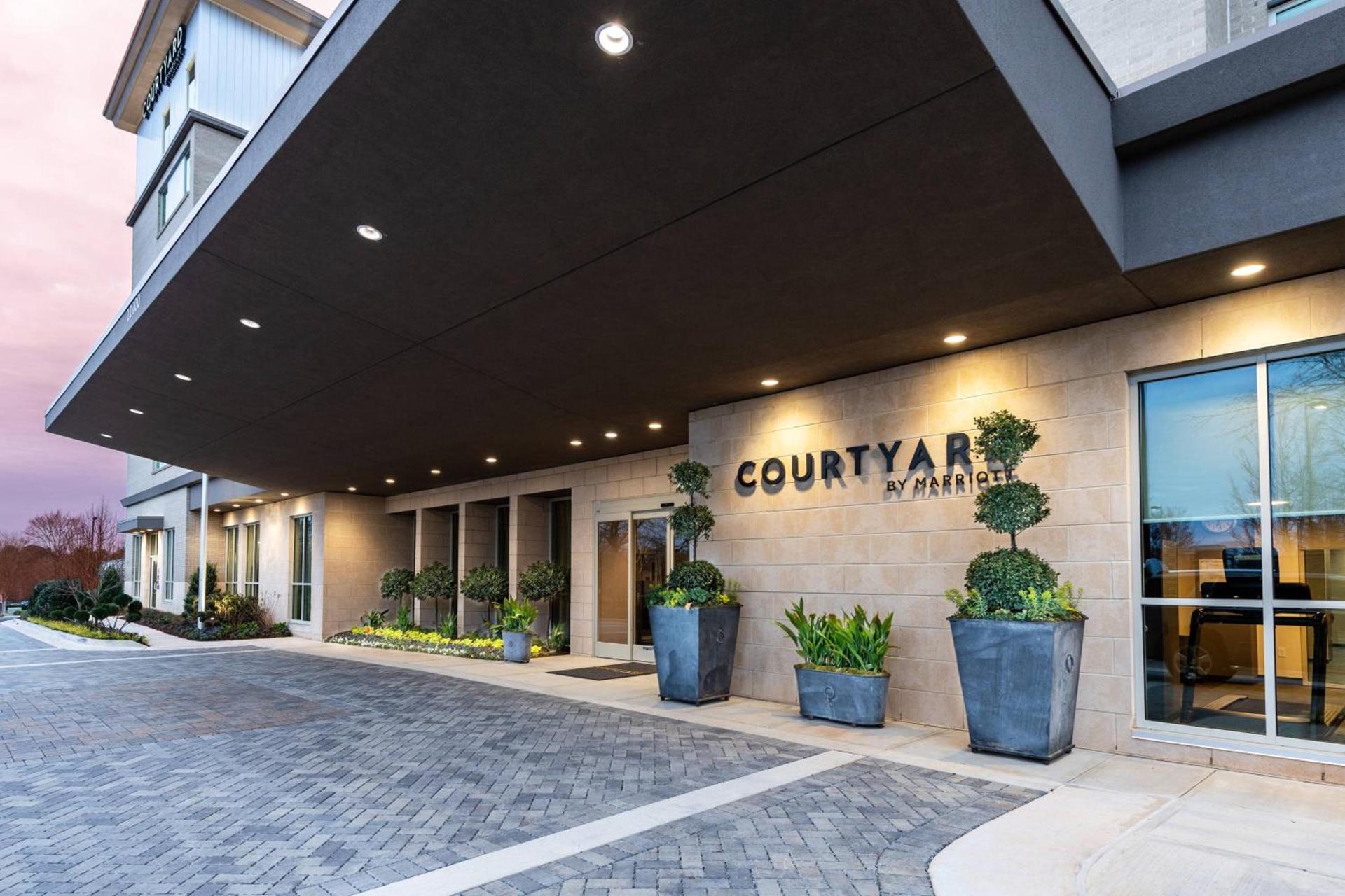 Courtyard by Marriott Atlanta Alpharetta/Avalon Area photo 2