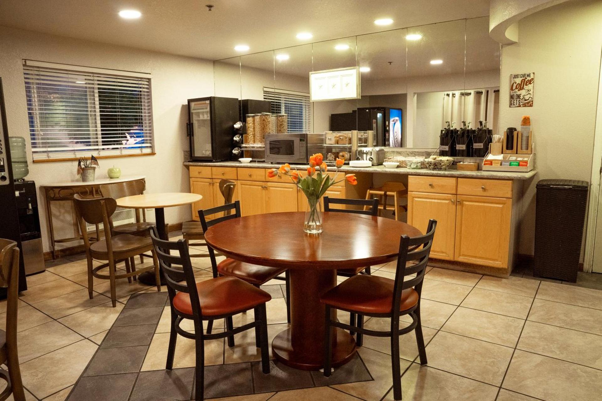 Americas Best Value Inn Lynnwood photo 14