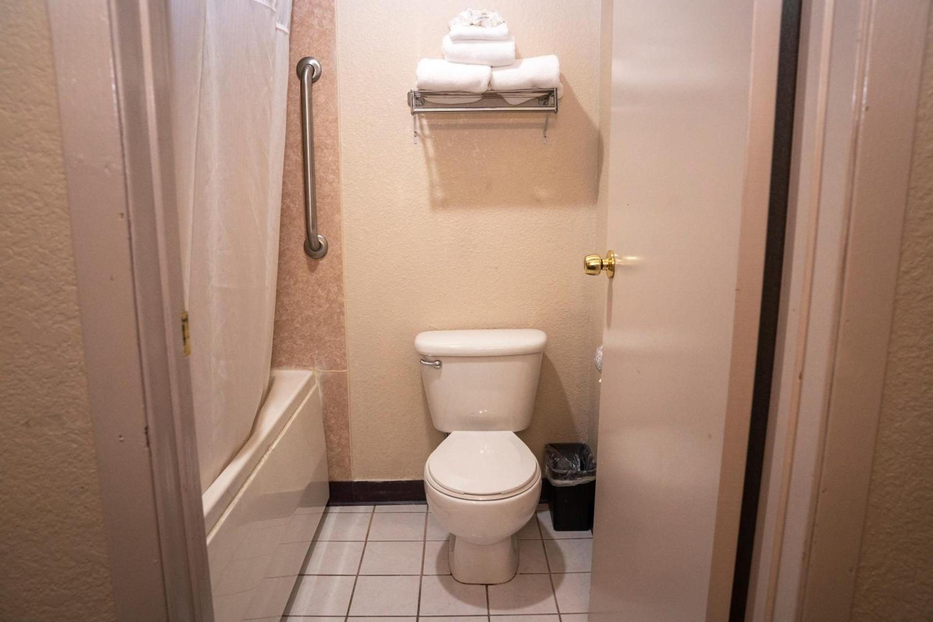 Americas Best Value Inn Lynnwood photo 24
