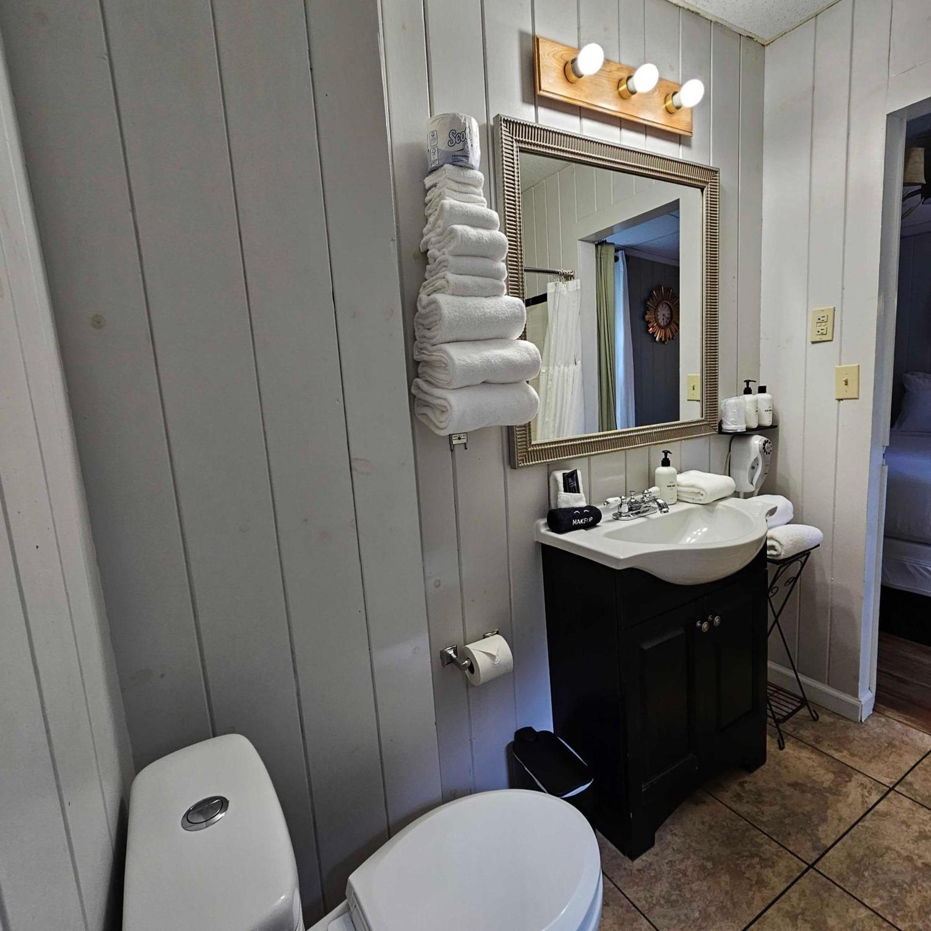 CedarWood Inn photo 5